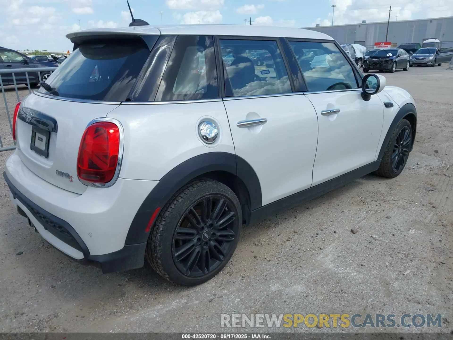 4 fotografías del automóvil dañado WMW53DK00R2V08730 MINI HARDTOP 2024