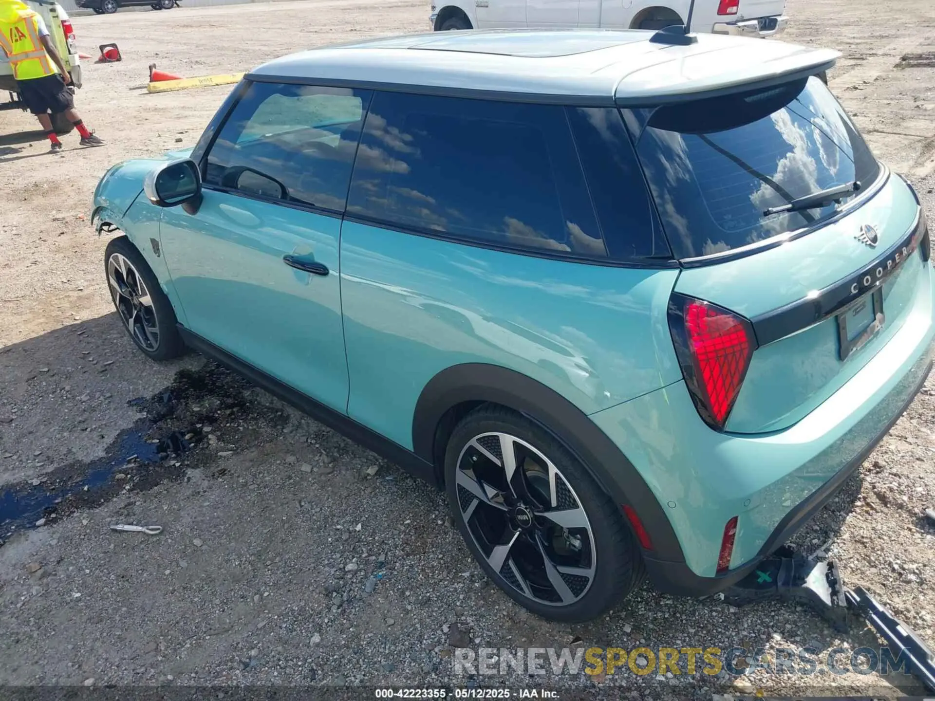 3 fotografías del automóvil dañado WMW23GD00S2W11766 MINI HARDTOP 2025