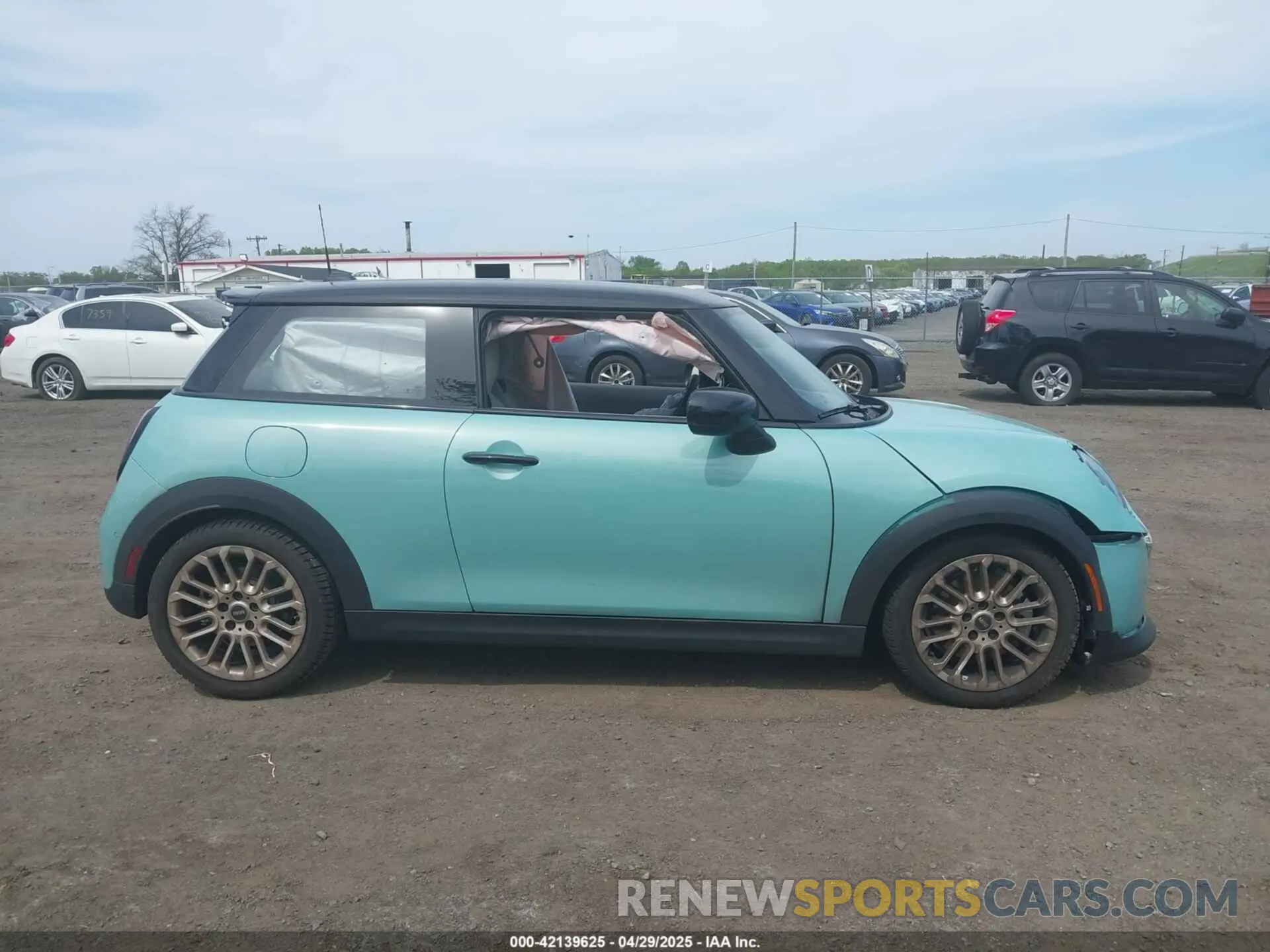 13 fotografías del automóvil dañado WMW23GD05S2W24870 MINI HARDTOP 2025