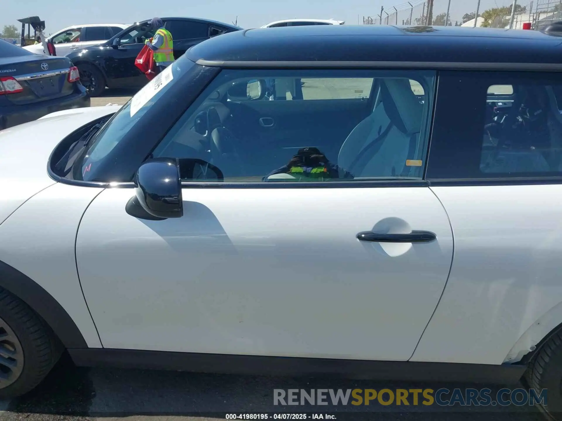 15 fotografías del automóvil dañado WMW23GD08S2W21848 MINI HARDTOP 2025