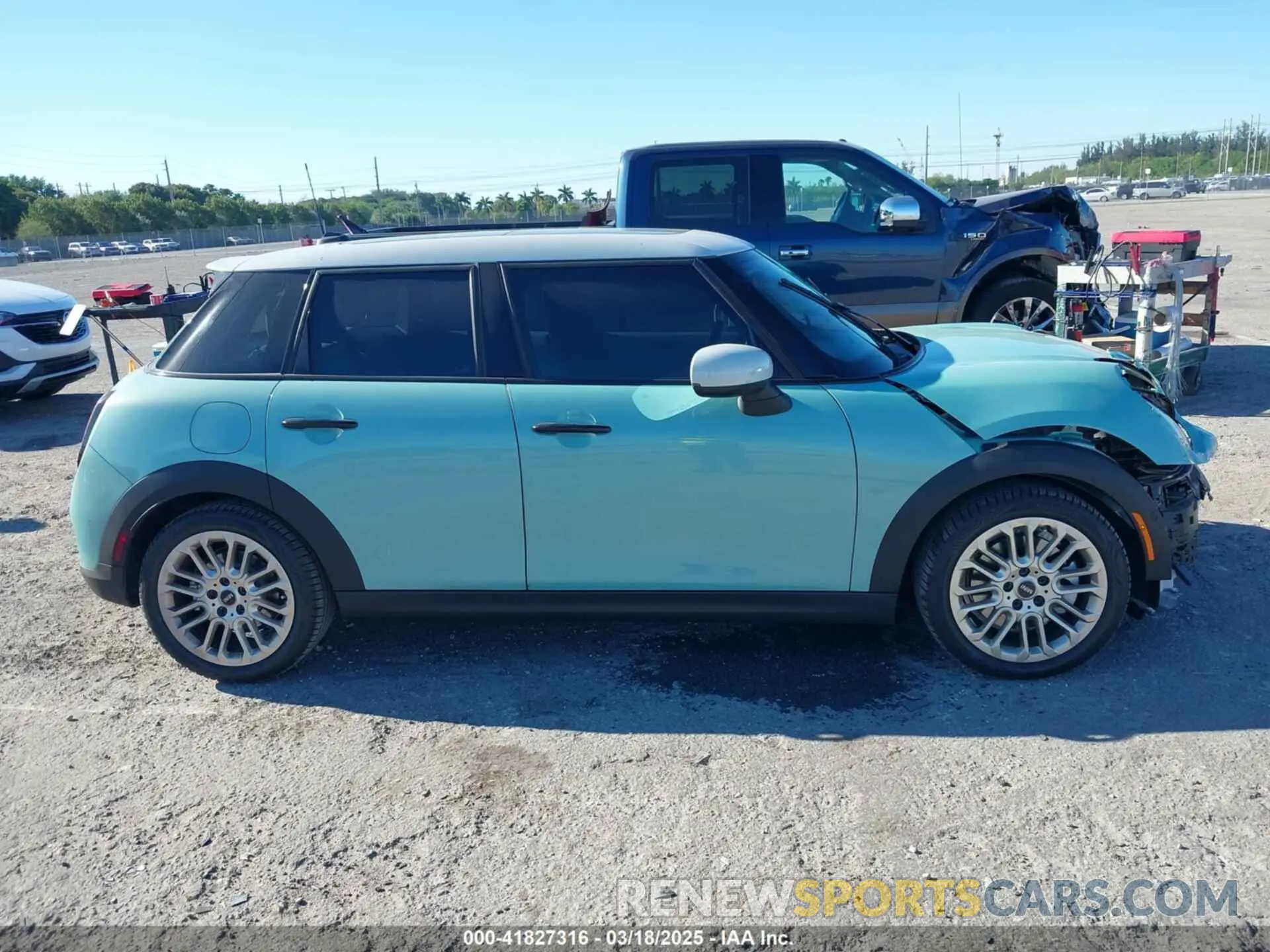 14 fotografías del automóvil dañado WMW53GD02S2W35855 MINI HARDTOP 2025