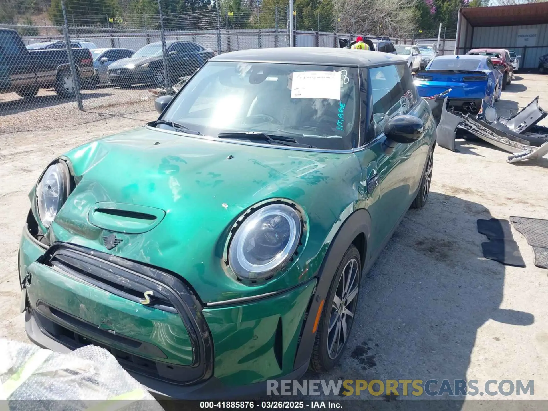 2 fotografías del automóvil dañado WMW13DJ04N2R55118 MINI SE HARDTOP 2022