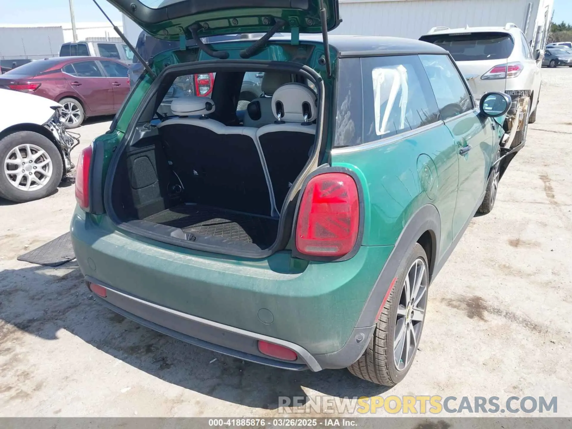 4 fotografías del automóvil dañado WMW13DJ04N2R55118 MINI SE HARDTOP 2022