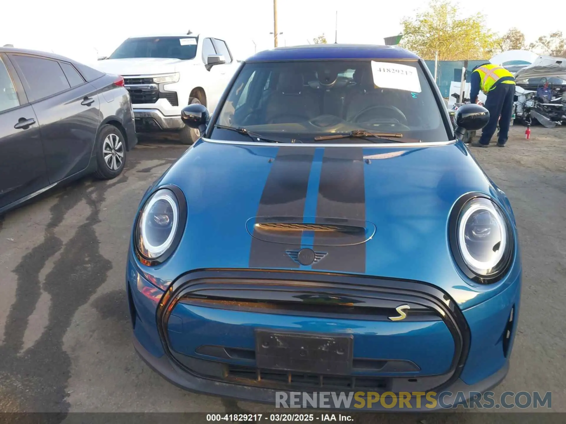 13 fotografías del automóvil dañado WMW13DJ09N2R91354 MINI SE HARDTOP 2022