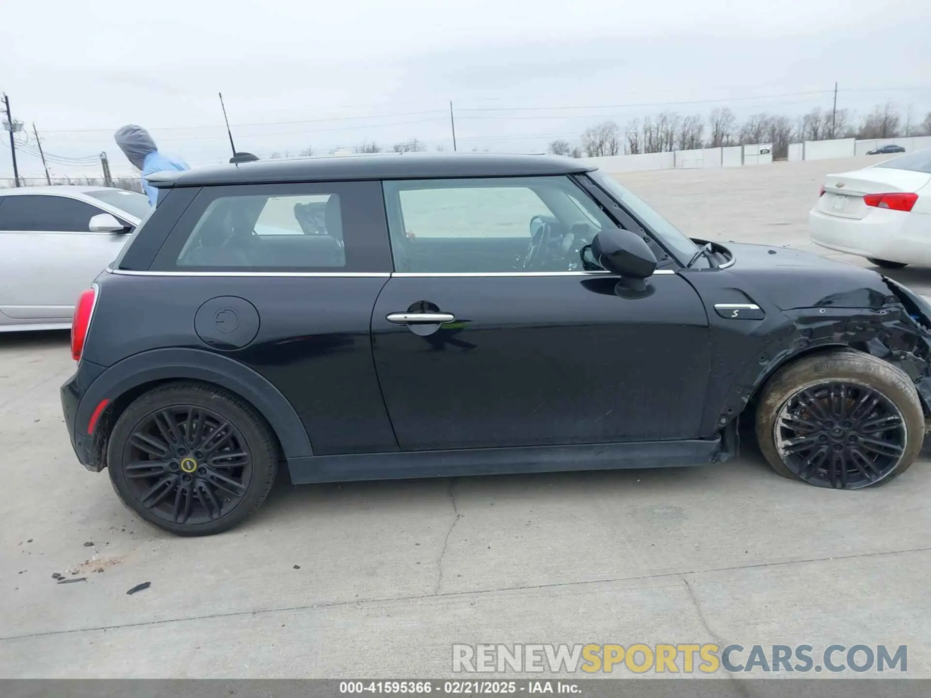 14 fotografías del automóvil dañado WMW13DJ0XN2S07716 MINI SE HARDTOP 2022