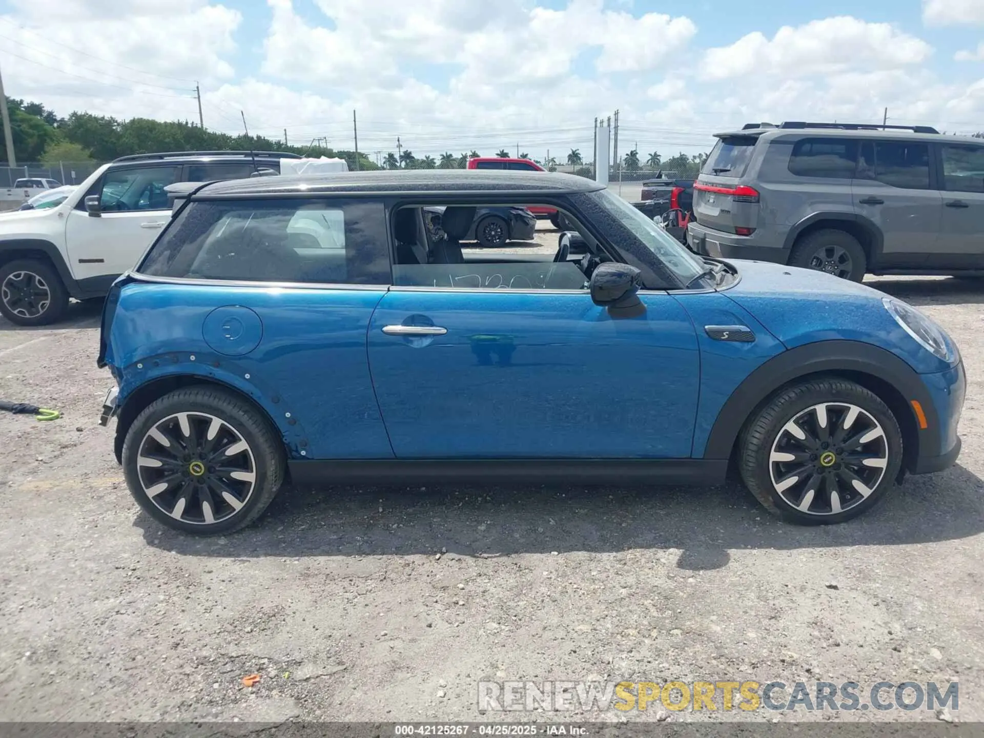 14 fotografías del automóvil dañado WMW13DJ00R2V90507 MINI SE HARDTOP 2024
