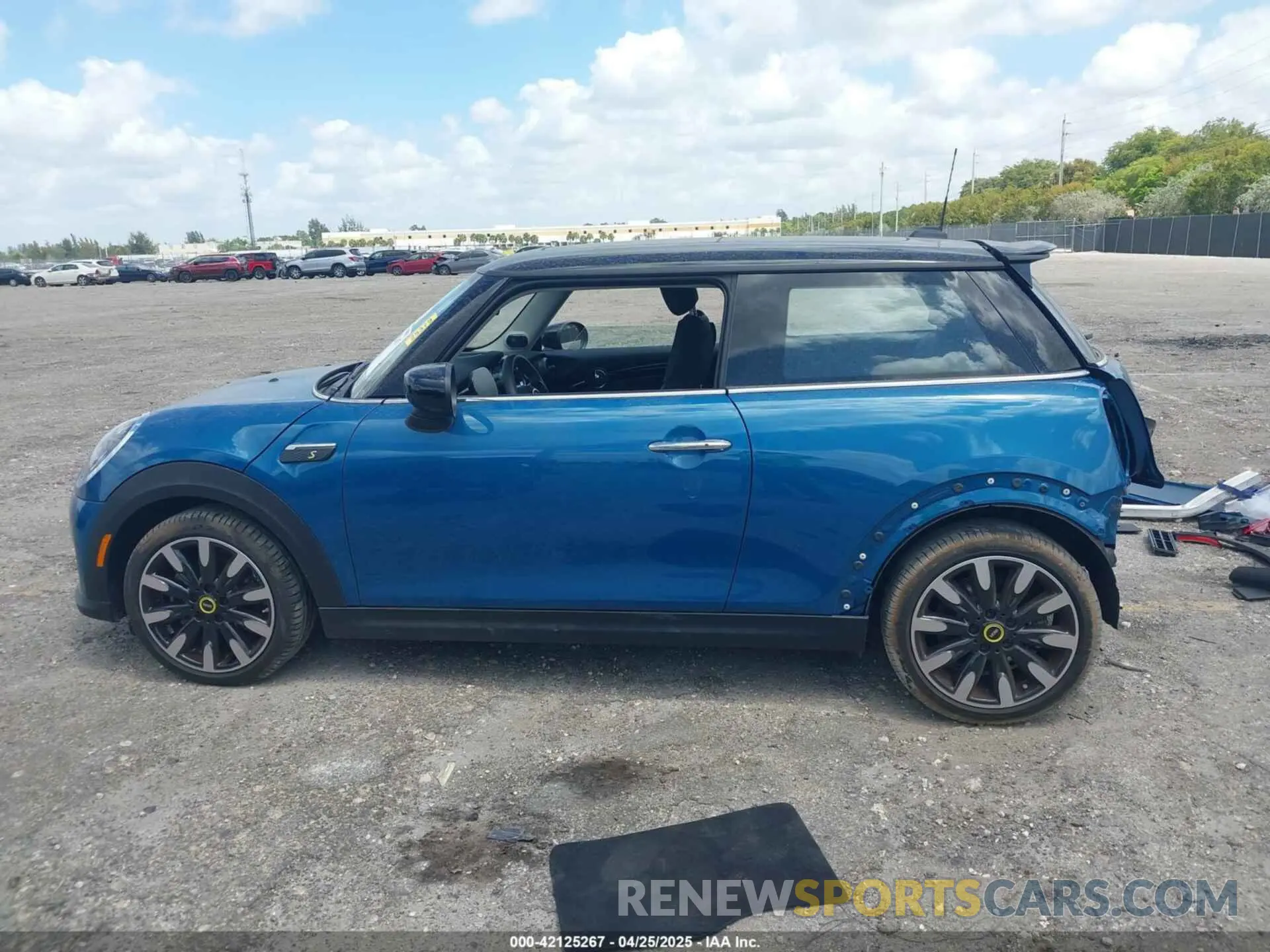 15 fotografías del automóvil dañado WMW13DJ00R2V90507 MINI SE HARDTOP 2024