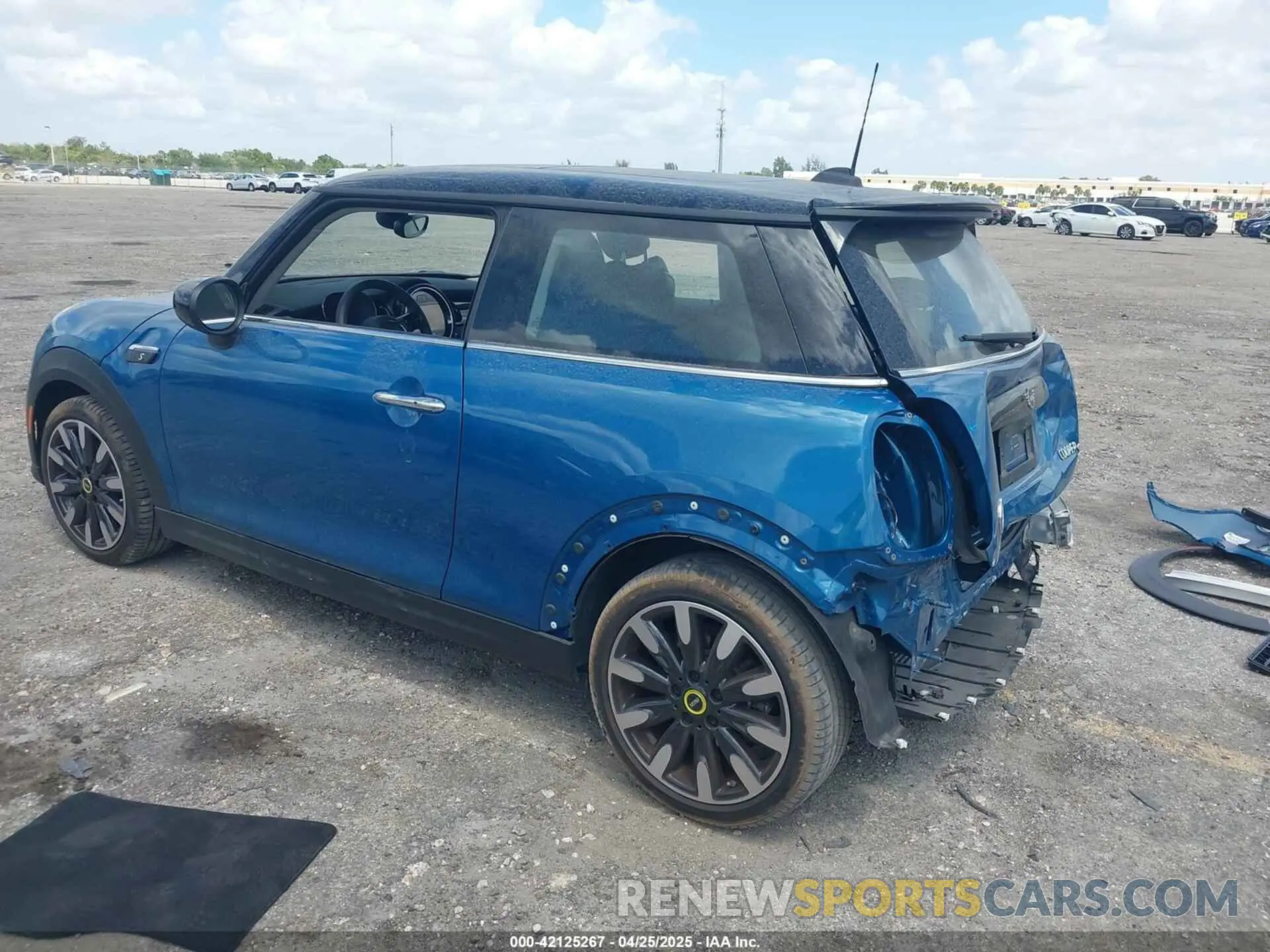 3 fotografías del automóvil dañado WMW13DJ00R2V90507 MINI SE HARDTOP 2024