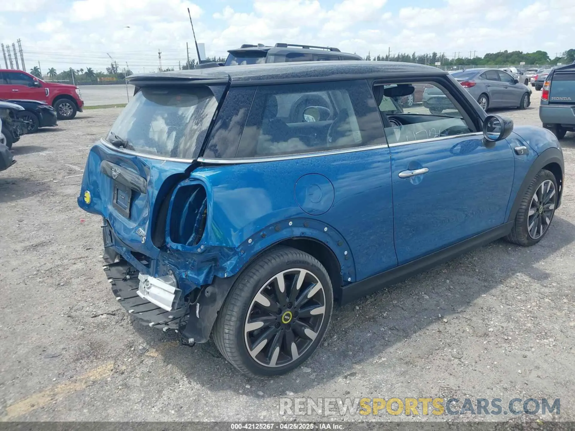 4 fotografías del automóvil dañado WMW13DJ00R2V90507 MINI SE HARDTOP 2024