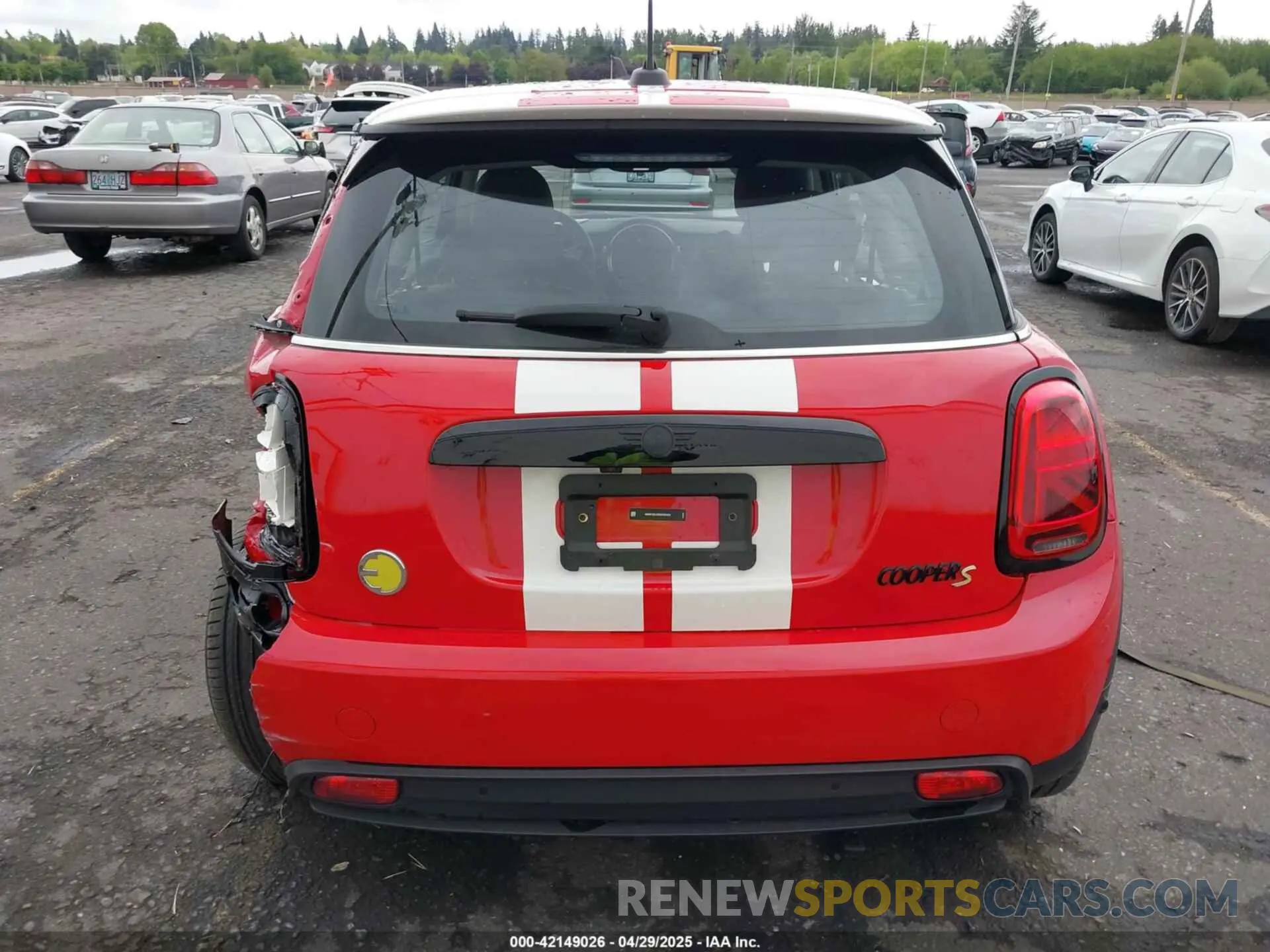 16 fotografías del automóvil dañado WMW13DJ06R2V85604 MINI SE HARDTOP 2024