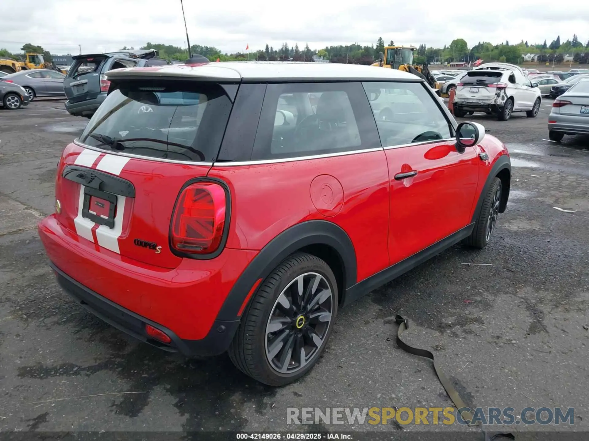 4 fotografías del automóvil dañado WMW13DJ06R2V85604 MINI SE HARDTOP 2024