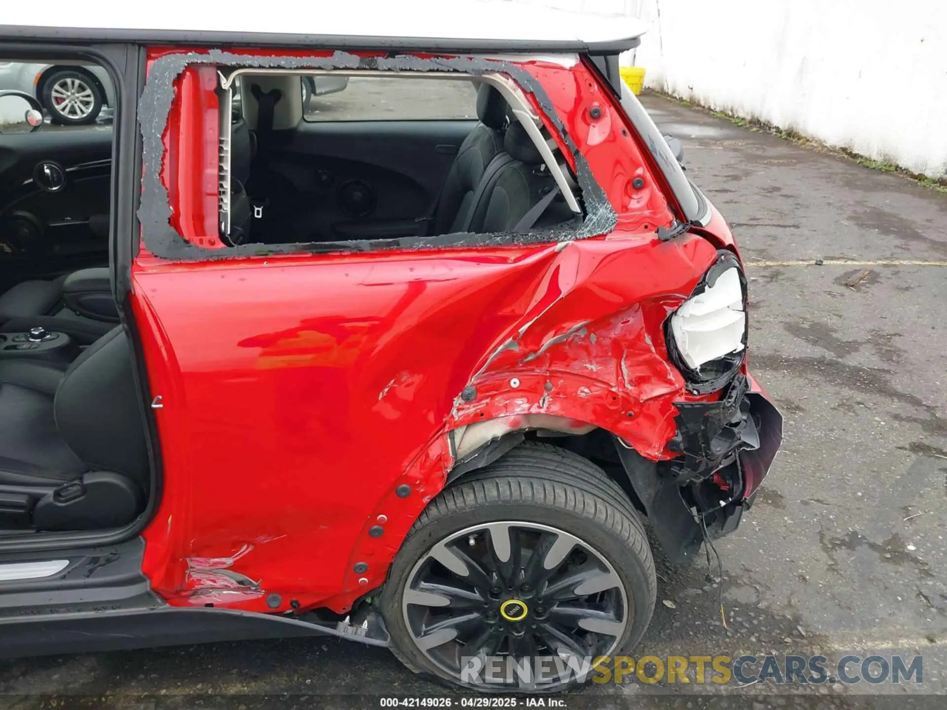 6 fotografías del automóvil dañado WMW13DJ06R2V85604 MINI SE HARDTOP 2024