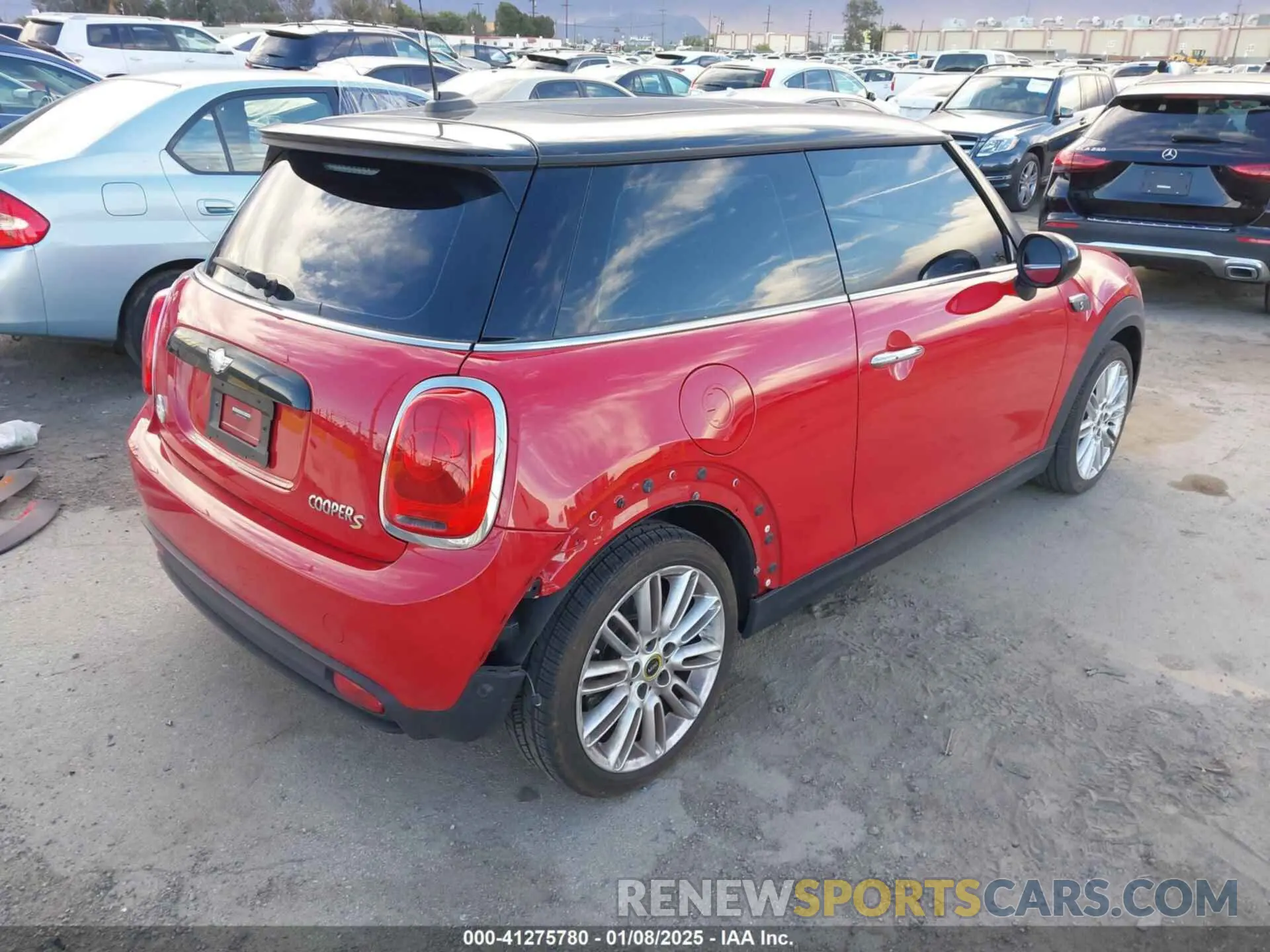 4 fotografías del automóvil dañado WMW13DJ07R2U39440 MINI SE HARDTOP 2024