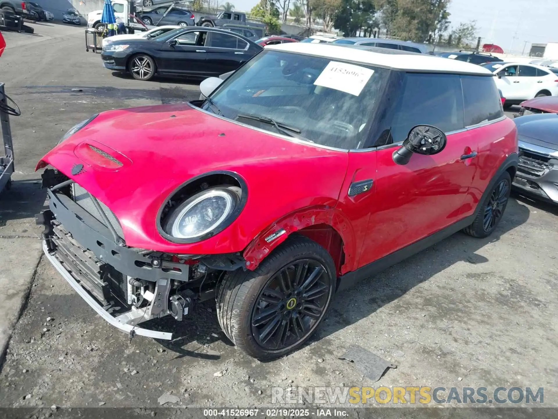 2 fotografías del automóvil dañado WMW13DJ08R2U82328 MINI SE HARDTOP 2024