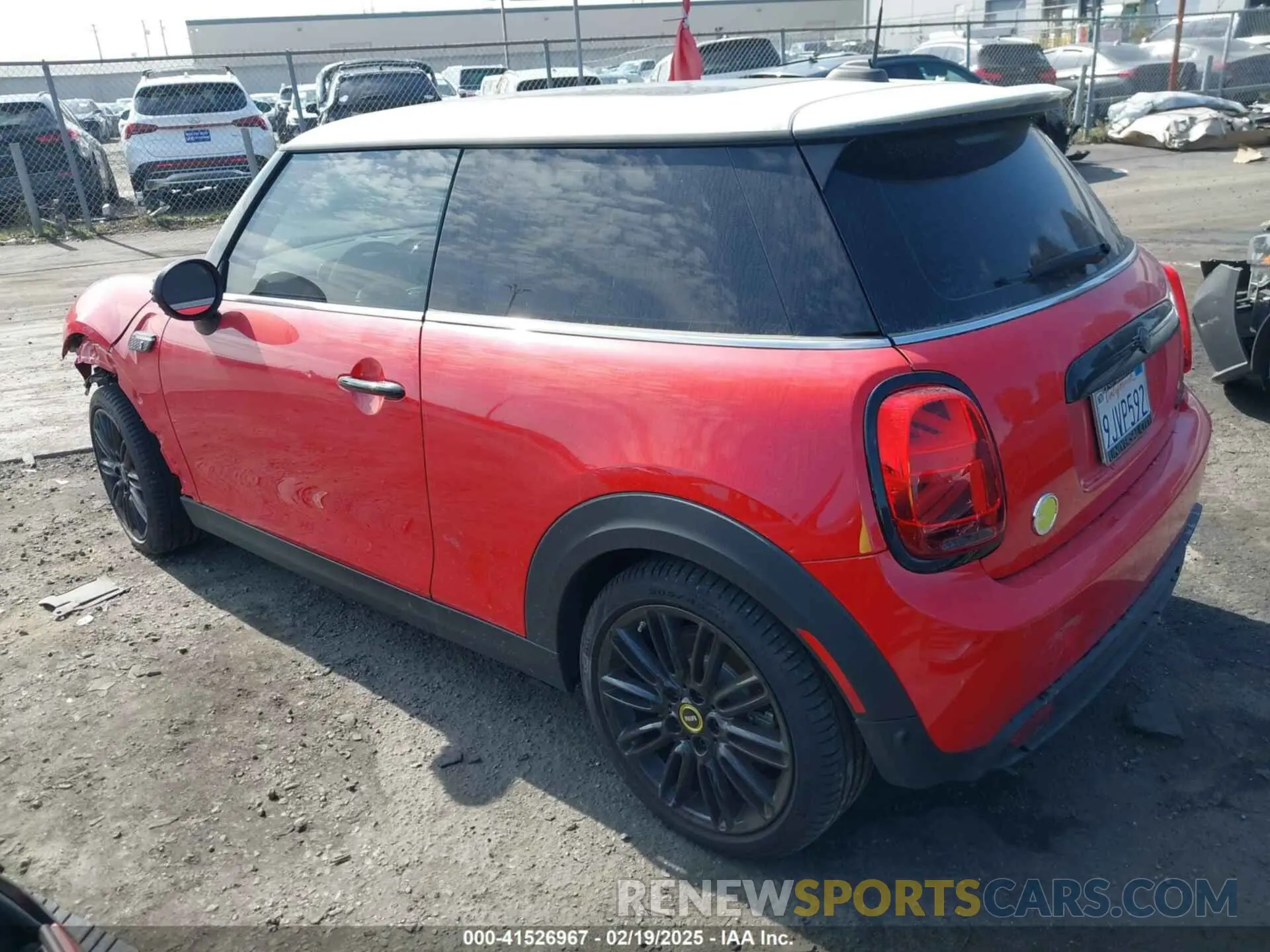 3 fotografías del automóvil dañado WMW13DJ08R2U82328 MINI SE HARDTOP 2024