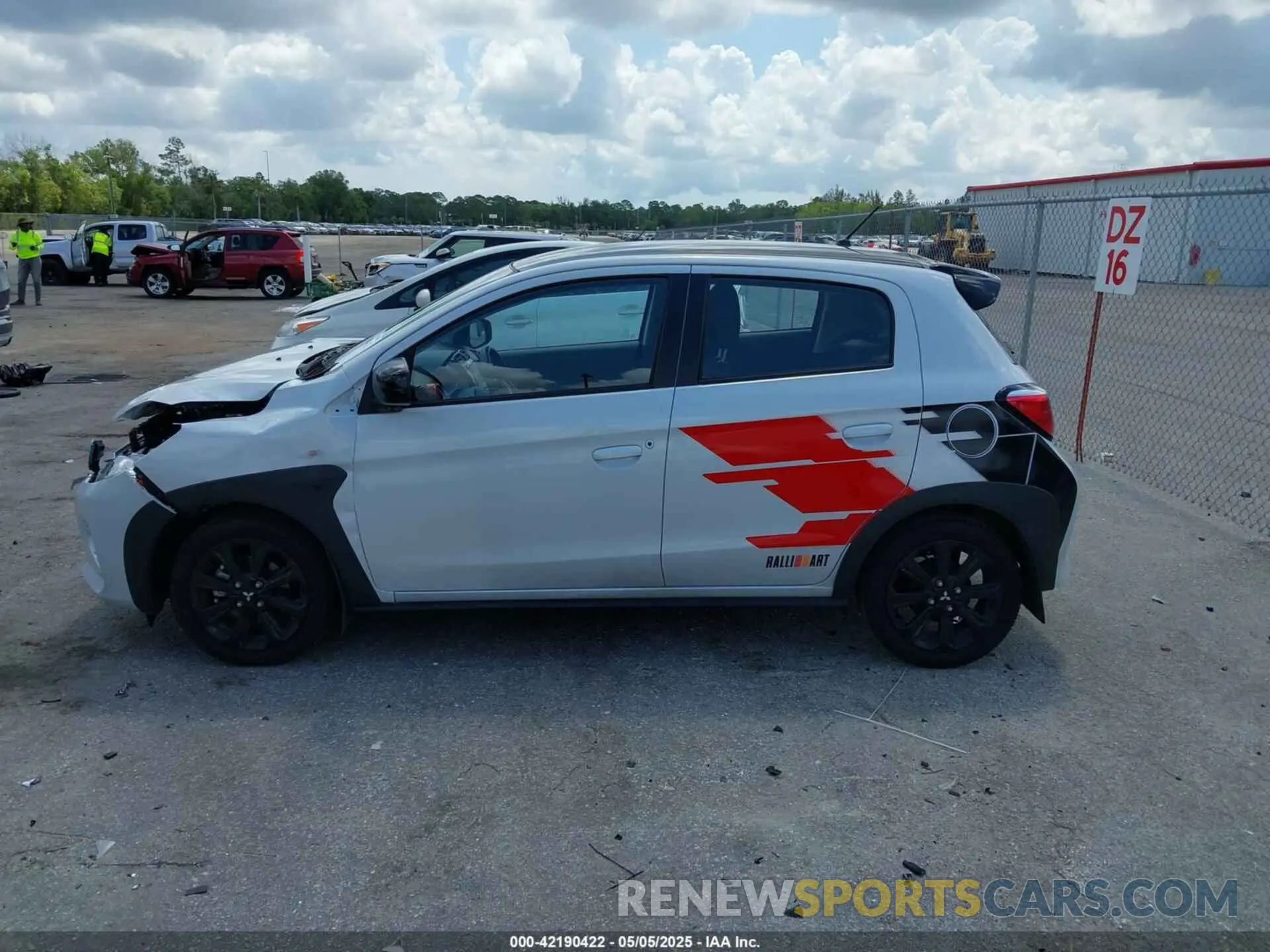 14 fotografías del automóvil dañado ML32AWHJ1RH011127 MITSUBISHI MIRAGE 2024
