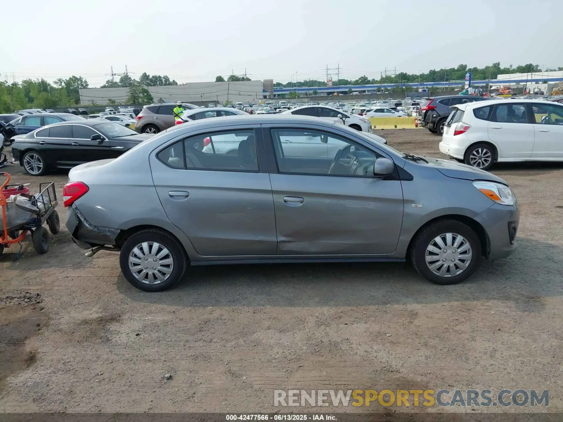 13 fotografías del automóvil dañado ML32F3FJ4LHF13143 MITSUBISHI MIRAGE G4 2020