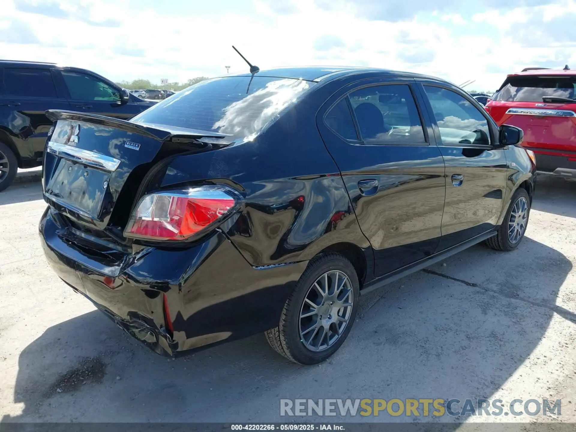 4 fotografías del automóvil dañado ML32FUFJ0NHF03413 MITSUBISHI MIRAGE G4 2022