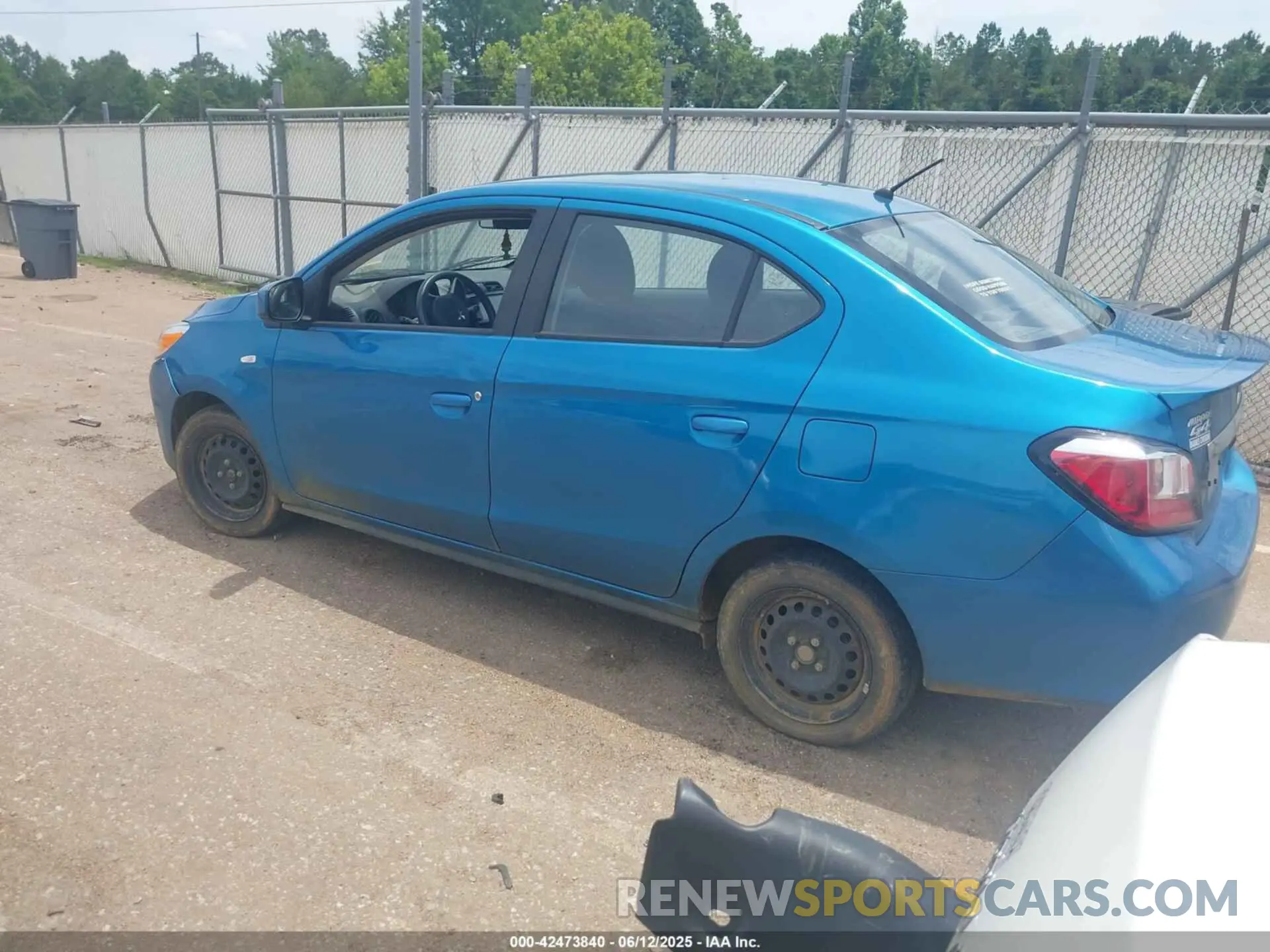 3 fotografías del automóvil dañado ML32FUFJ6PHF06030 MITSUBISHI MIRAGE G4 2023