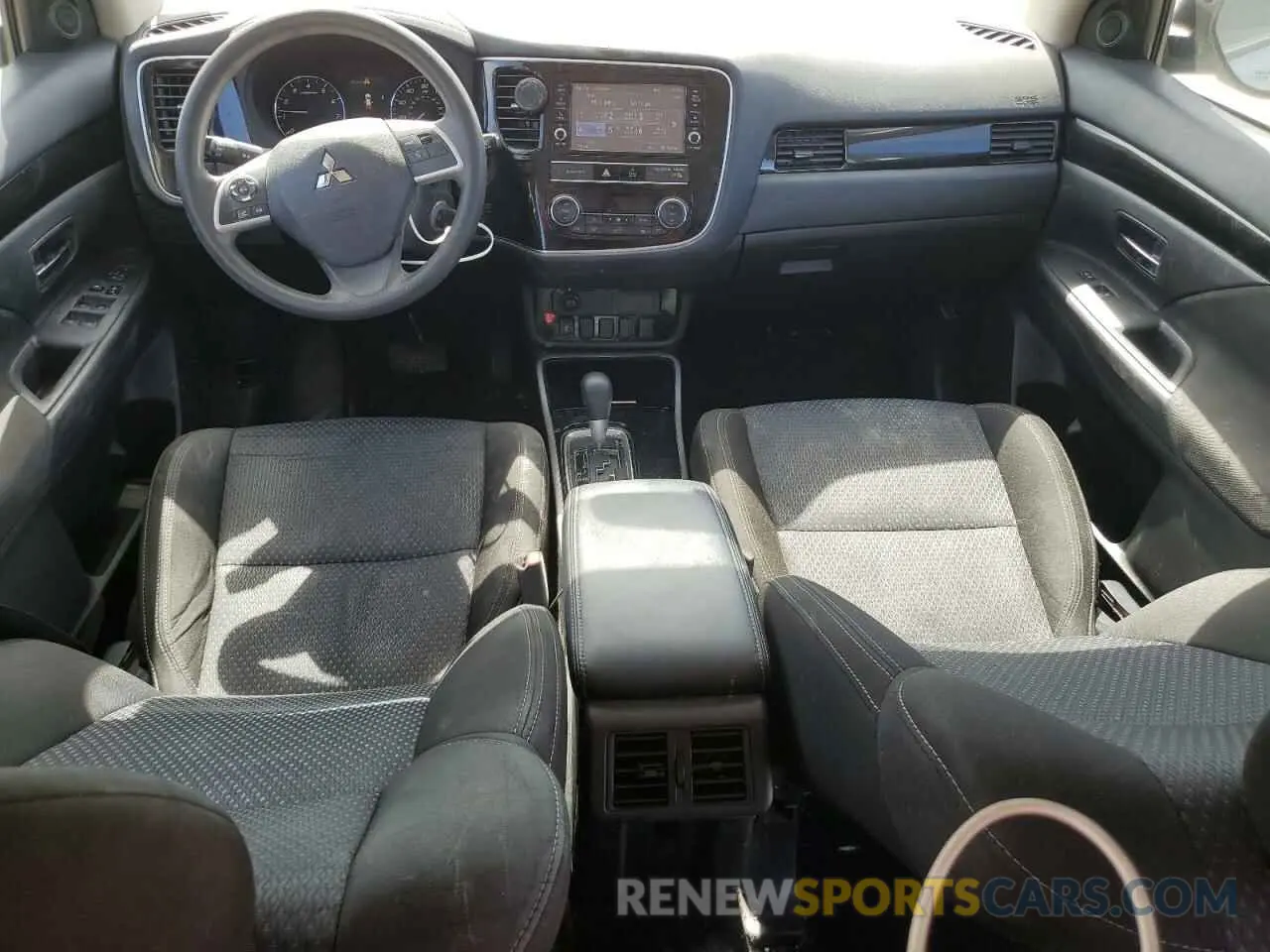 8 fotografías del automóvil dañado JA4AD2A30KJ000150 MITSUBISHI OUTLANDER 2019