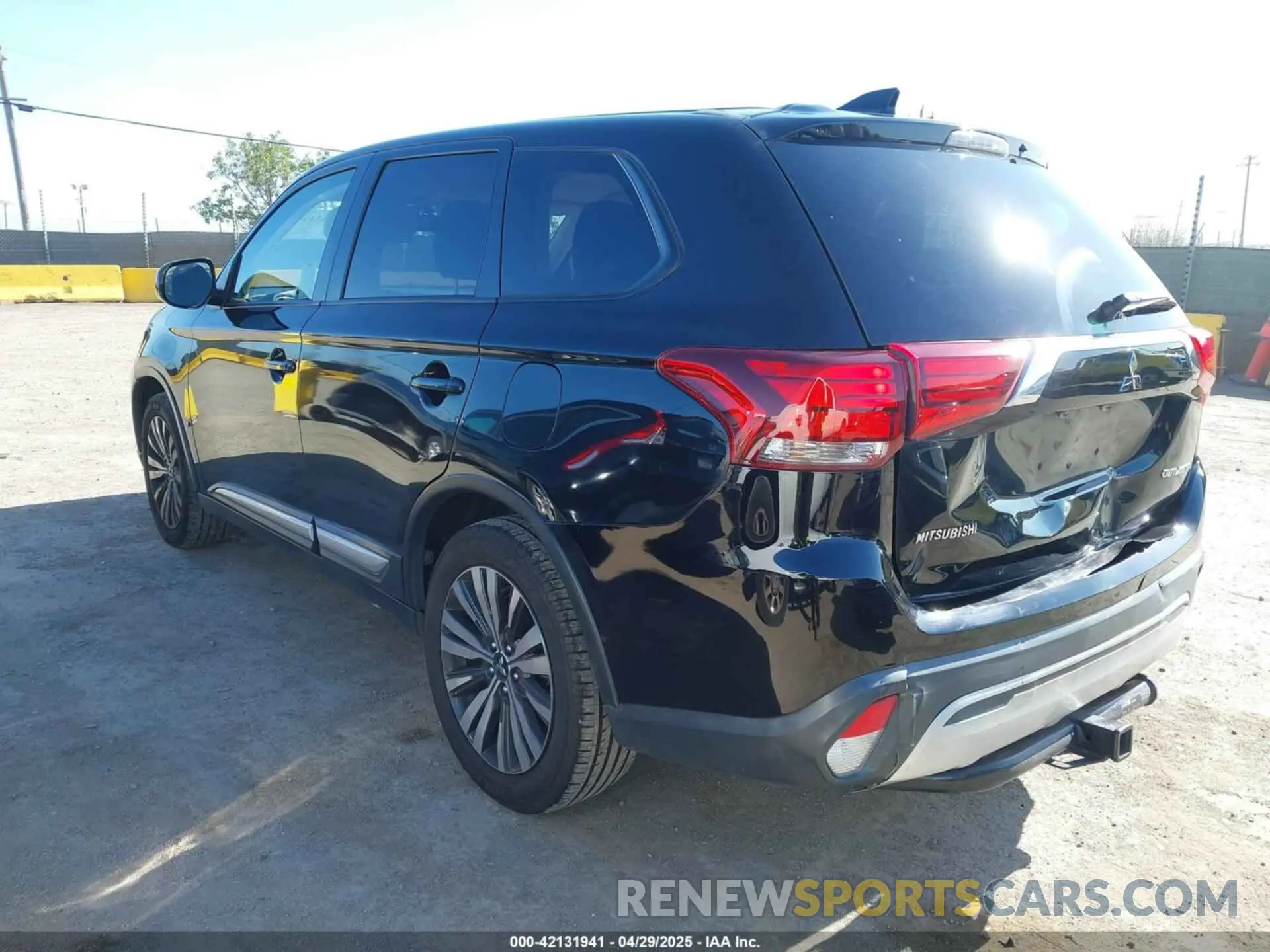 3 fotografías del automóvil dañado JA4AD2A32KJ002207 MITSUBISHI OUTLANDER 2019