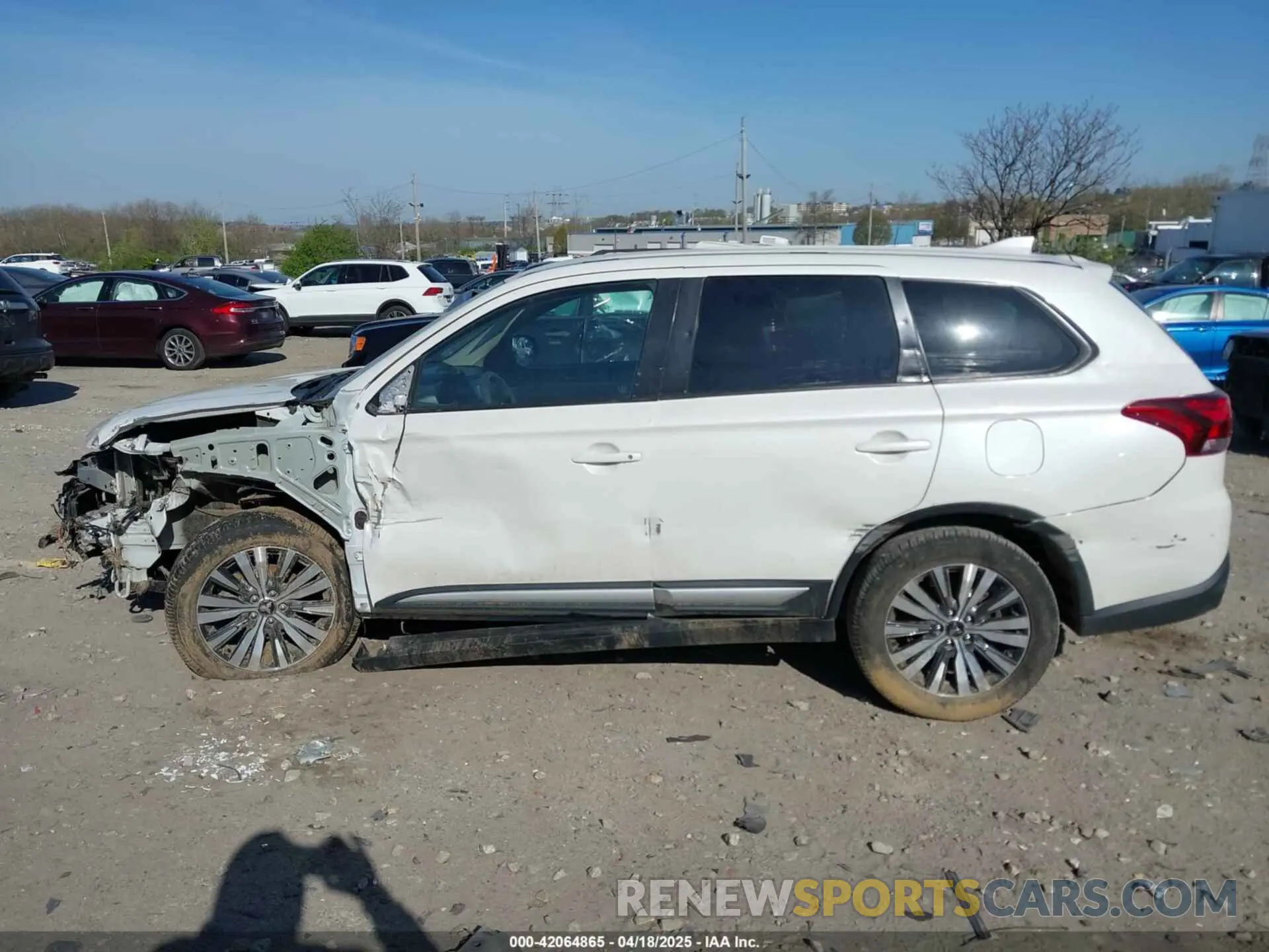 13 fotografías del automóvil dañado JA4AD2A36KZ038502 MITSUBISHI OUTLANDER 2019