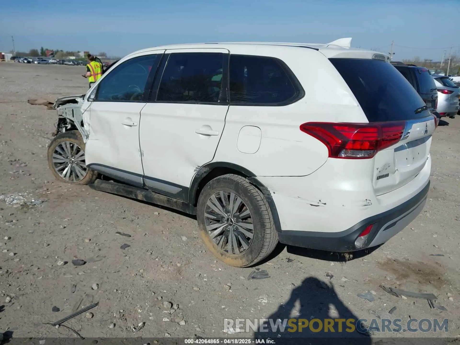 3 fotografías del automóvil dañado JA4AD2A36KZ038502 MITSUBISHI OUTLANDER 2019