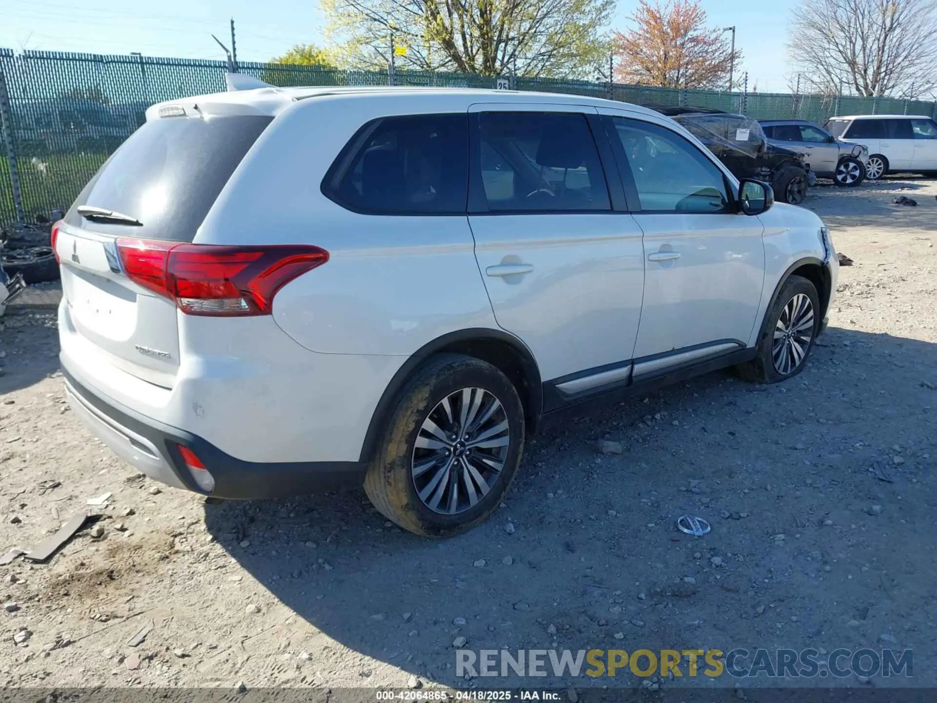 4 fotografías del automóvil dañado JA4AD2A36KZ038502 MITSUBISHI OUTLANDER 2019