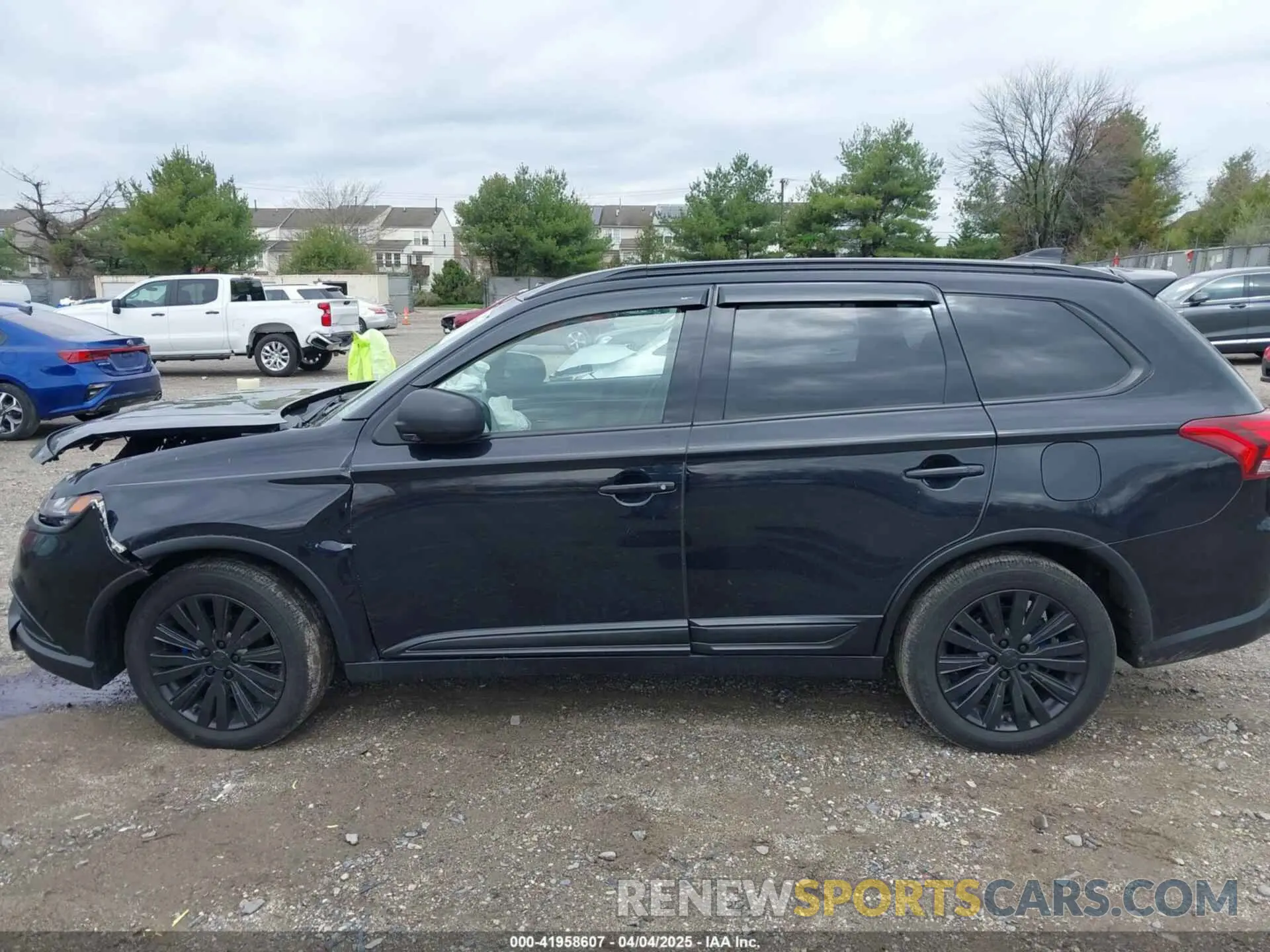14 fotografías del automóvil dañado JA4AD2A38KZ047573 MITSUBISHI OUTLANDER 2019