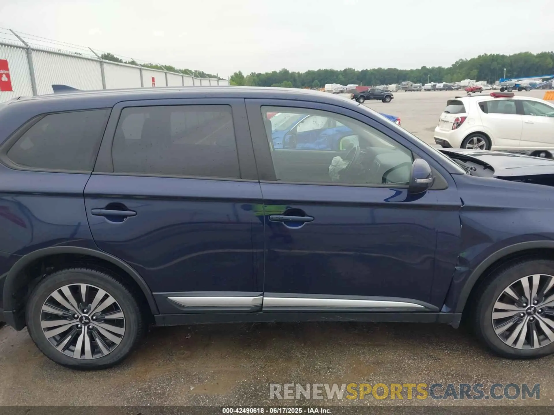 13 fotografías del automóvil dañado JA4AD3A32KZ011898 MITSUBISHI OUTLANDER 2019