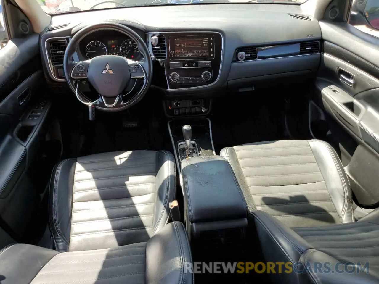 8 fotografías del automóvil dañado JA4AD3A32KZ034601 MITSUBISHI OUTLANDER 2019