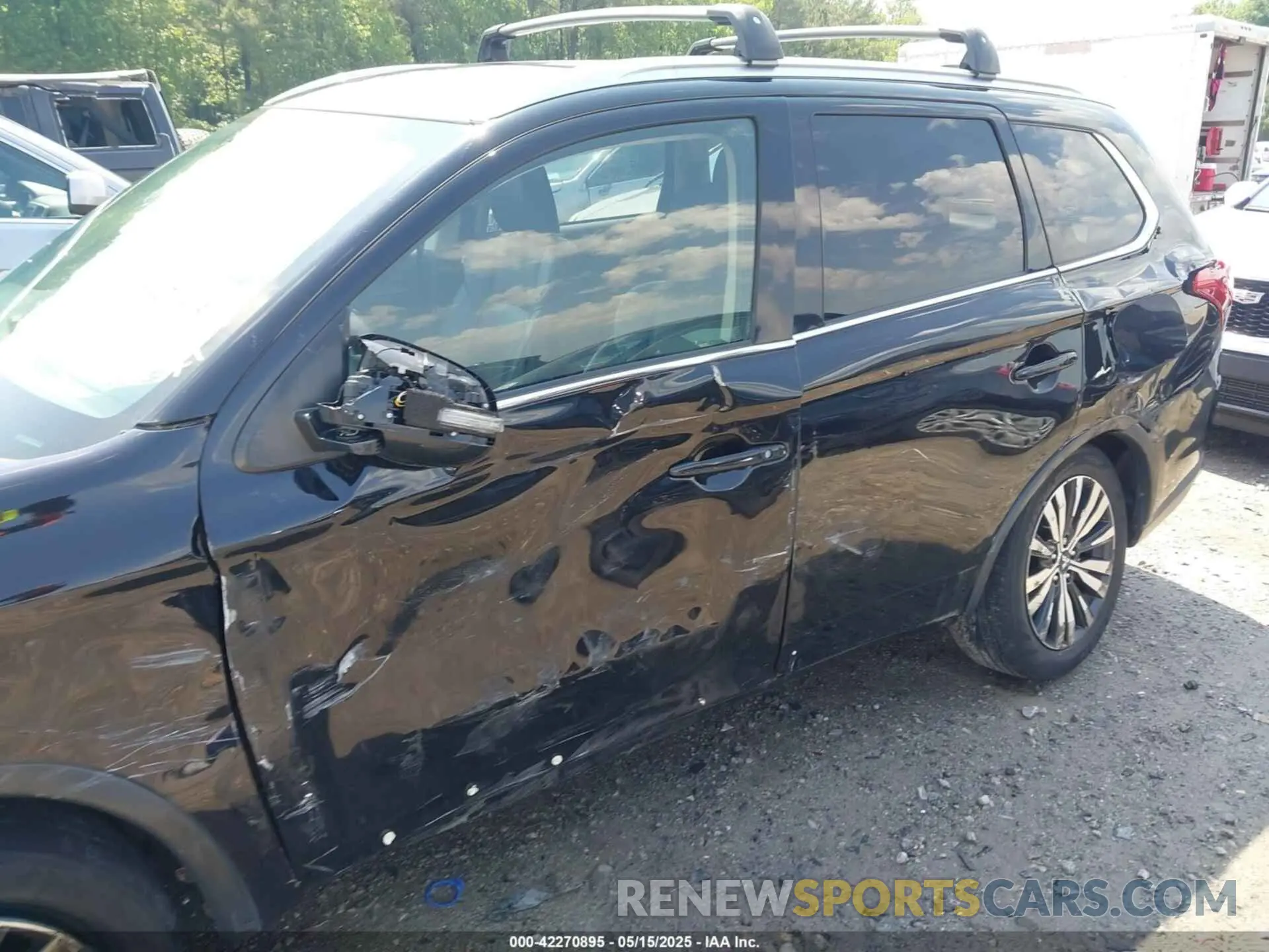 17 fotografías del automóvil dañado JA4AD3A33KZ005401 MITSUBISHI OUTLANDER 2019