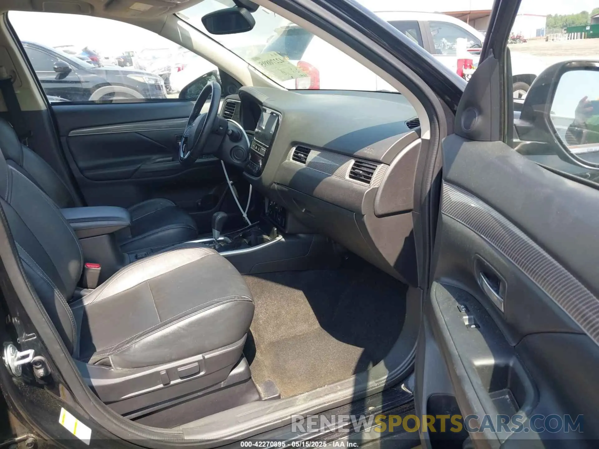 5 fotografías del automóvil dañado JA4AD3A33KZ005401 MITSUBISHI OUTLANDER 2019