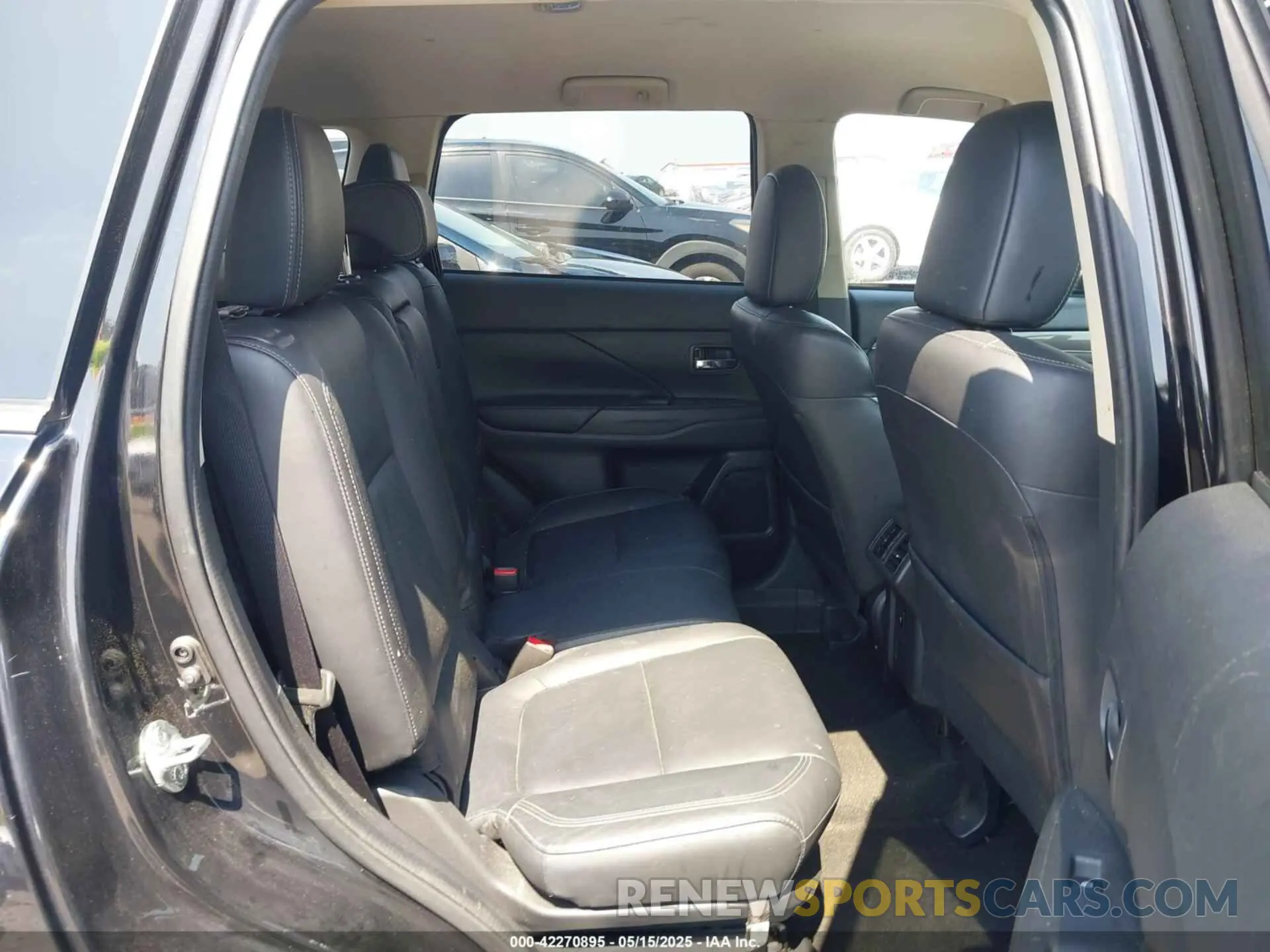 8 fotografías del automóvil dañado JA4AD3A33KZ005401 MITSUBISHI OUTLANDER 2019
