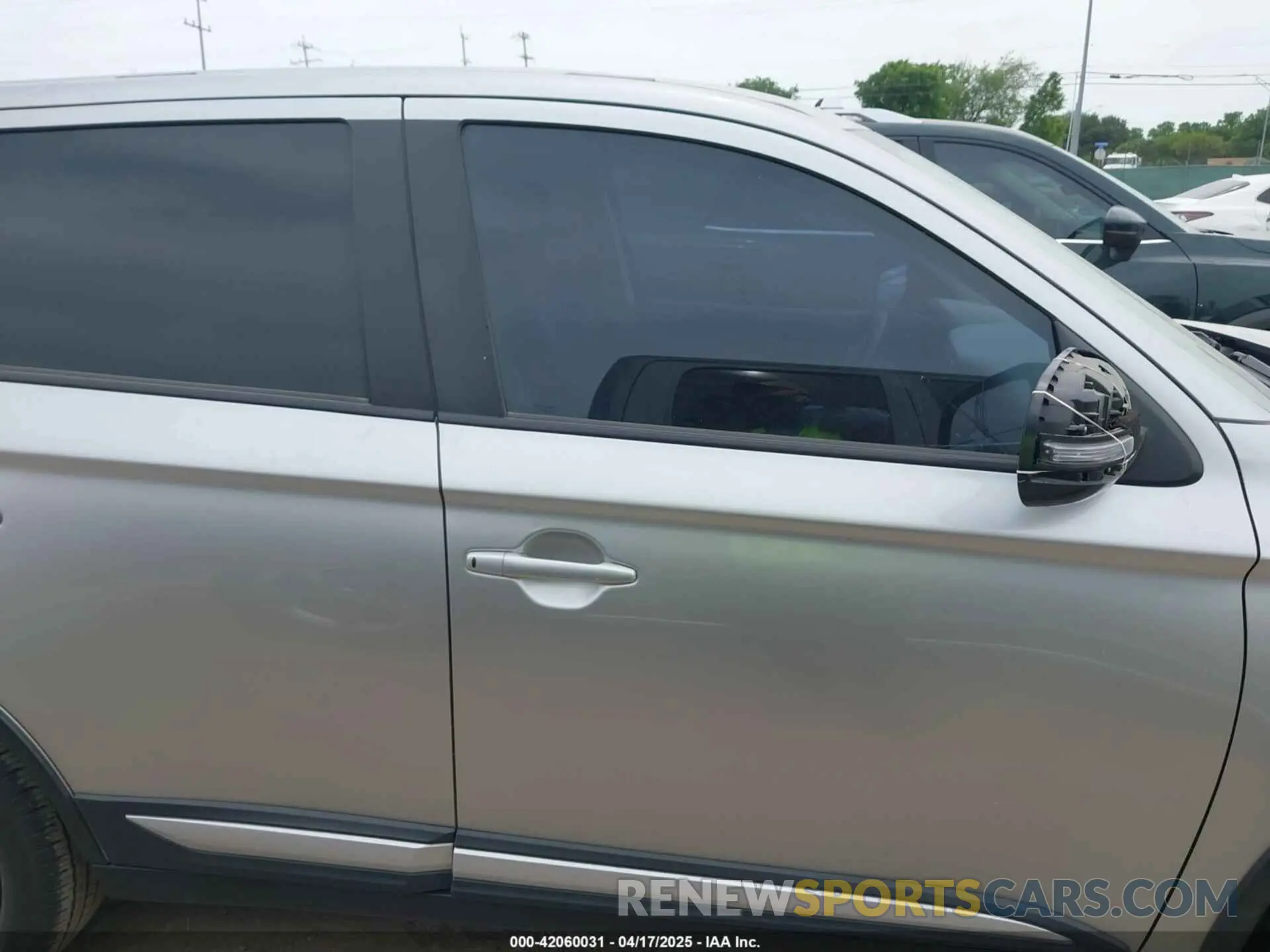 14 fotografías del automóvil dañado JA4AD3A34KZ015340 MITSUBISHI OUTLANDER 2019