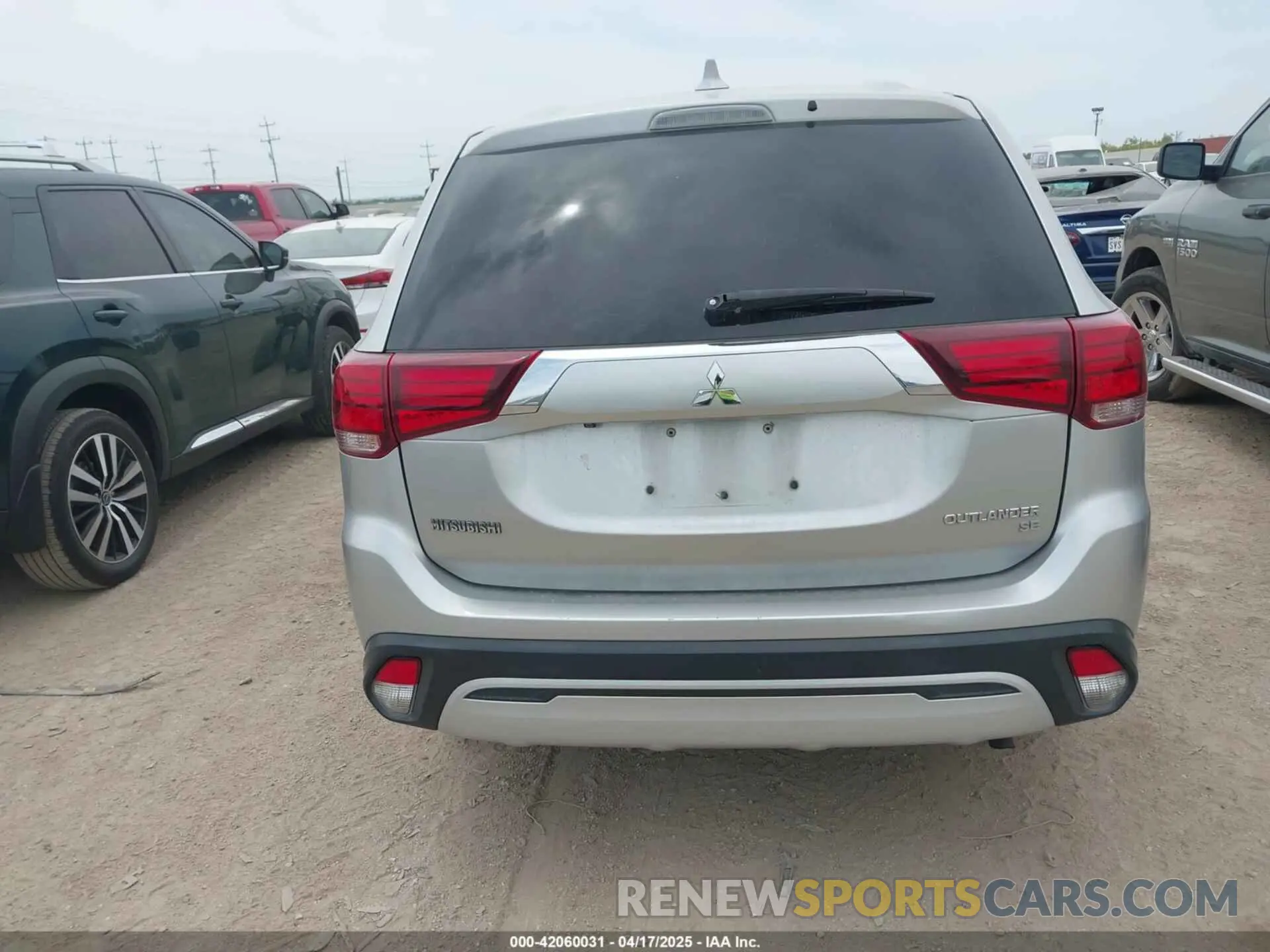 17 fotografías del automóvil dañado JA4AD3A34KZ015340 MITSUBISHI OUTLANDER 2019