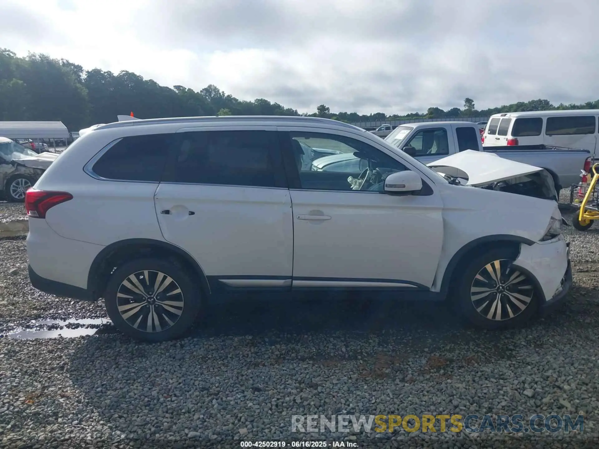 12 fotografías del automóvil dañado JA4AD3A34KZ040108 MITSUBISHI OUTLANDER 2019