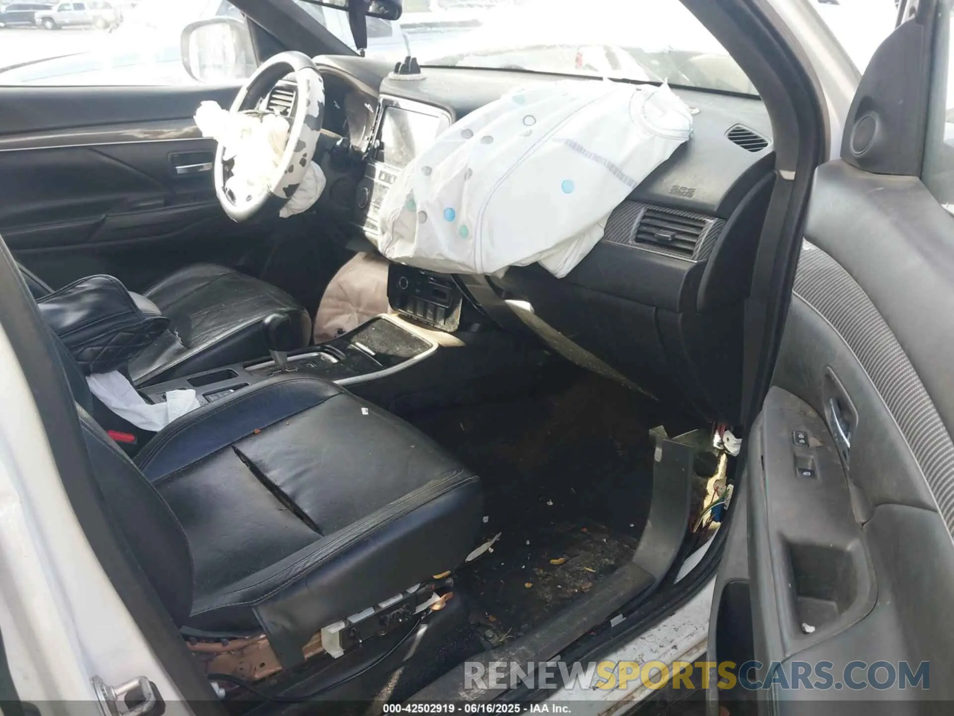 5 fotografías del automóvil dañado JA4AD3A34KZ040108 MITSUBISHI OUTLANDER 2019