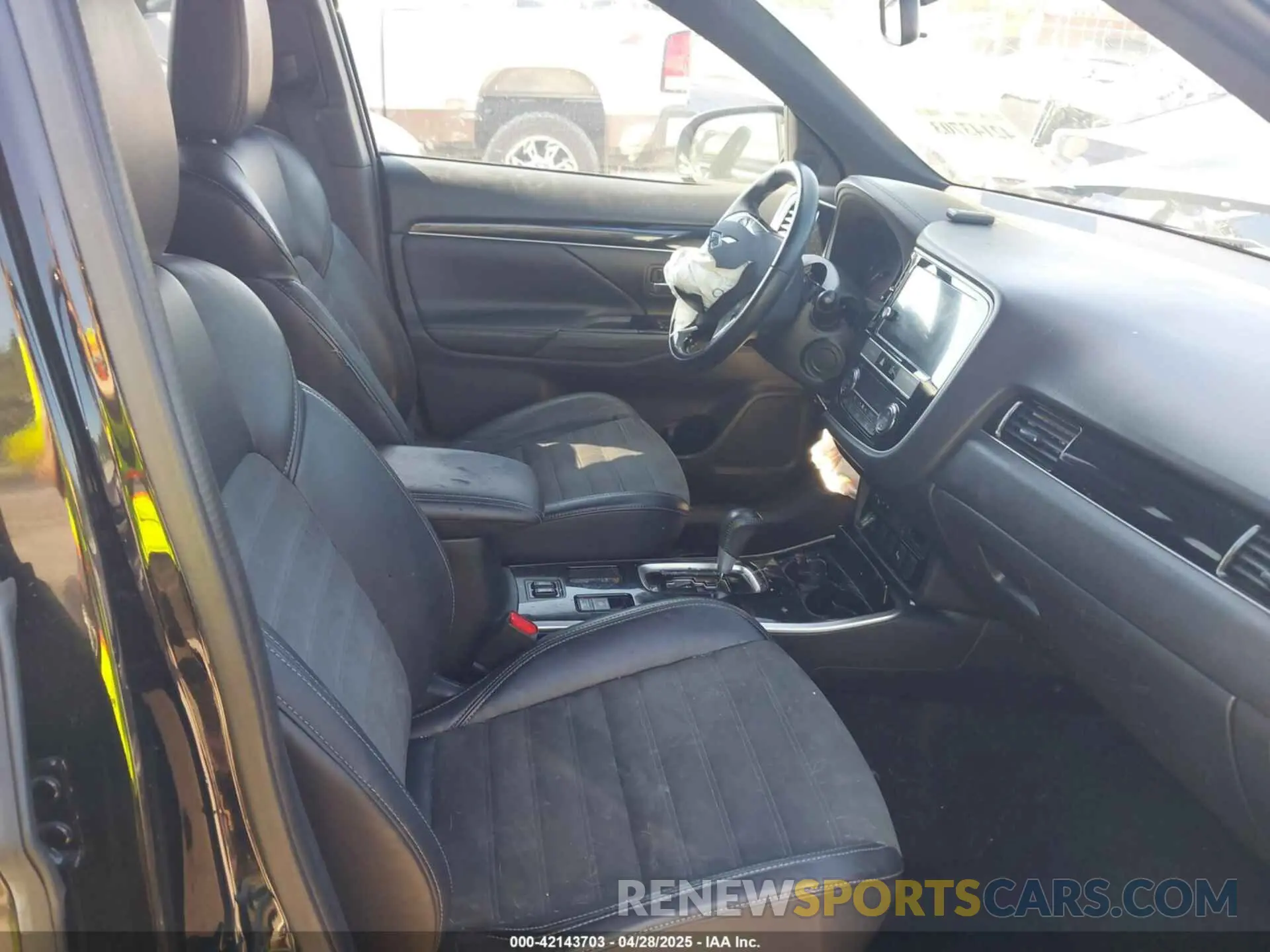 5 fotografías del automóvil dañado JA4AD3A35KZ025472 MITSUBISHI OUTLANDER 2019