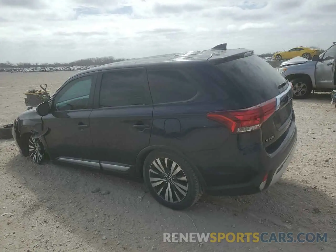 2 fotografías del automóvil dañado JA4AD3A36KJ000532 MITSUBISHI OUTLANDER 2019