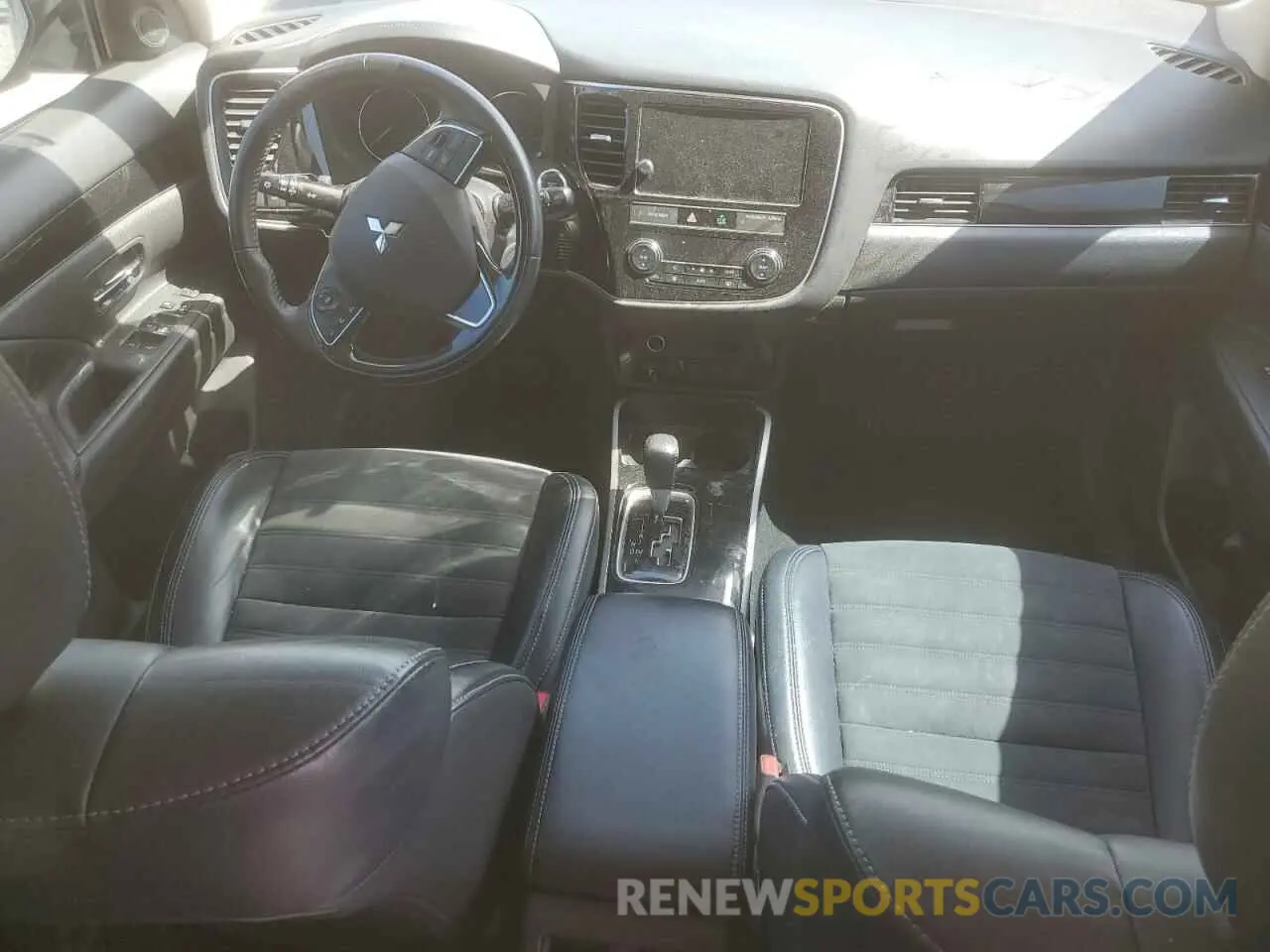 8 fotografías del automóvil dañado JA4AD3A36KJ000532 MITSUBISHI OUTLANDER 2019