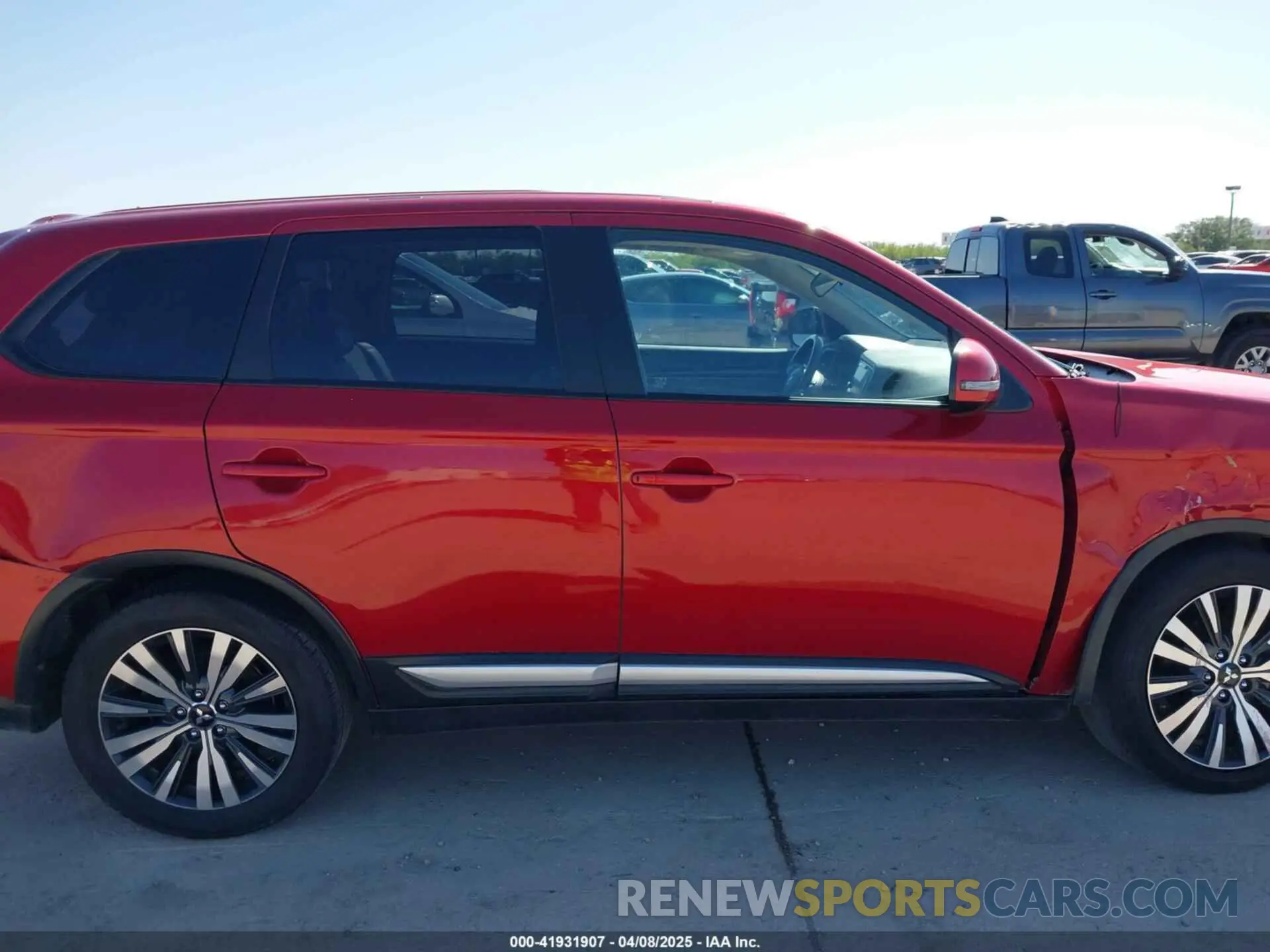 14 fotografías del automóvil dañado JA4AD3A37KZ055881 MITSUBISHI OUTLANDER 2019