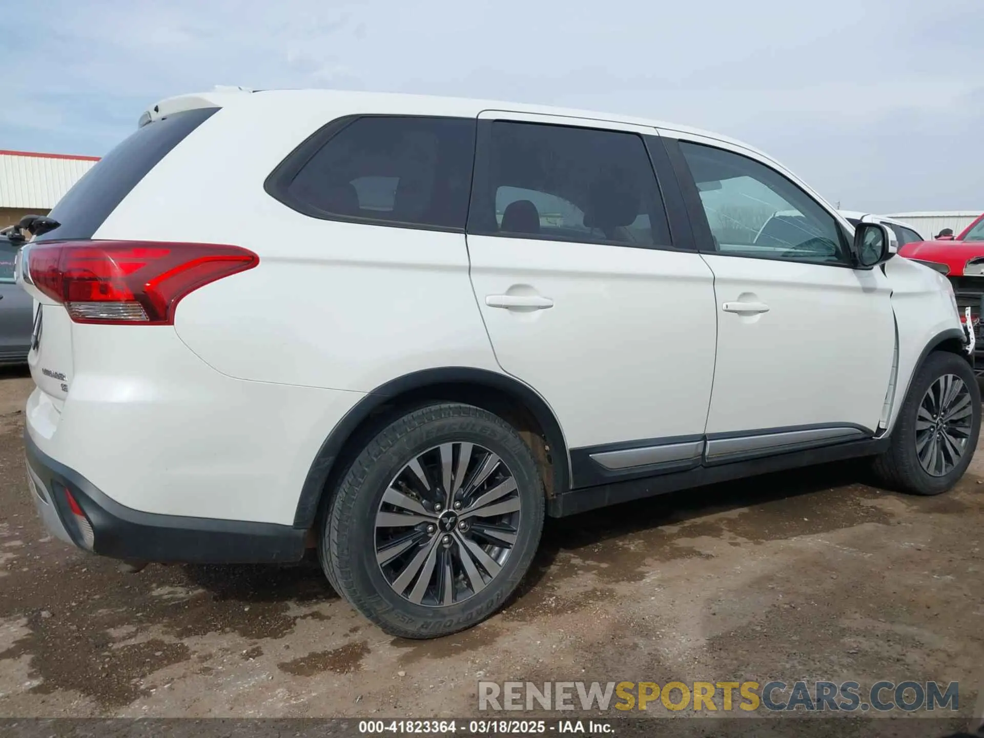 13 fotografías del automóvil dañado JA4AD3A38KZ014420 MITSUBISHI OUTLANDER 2019