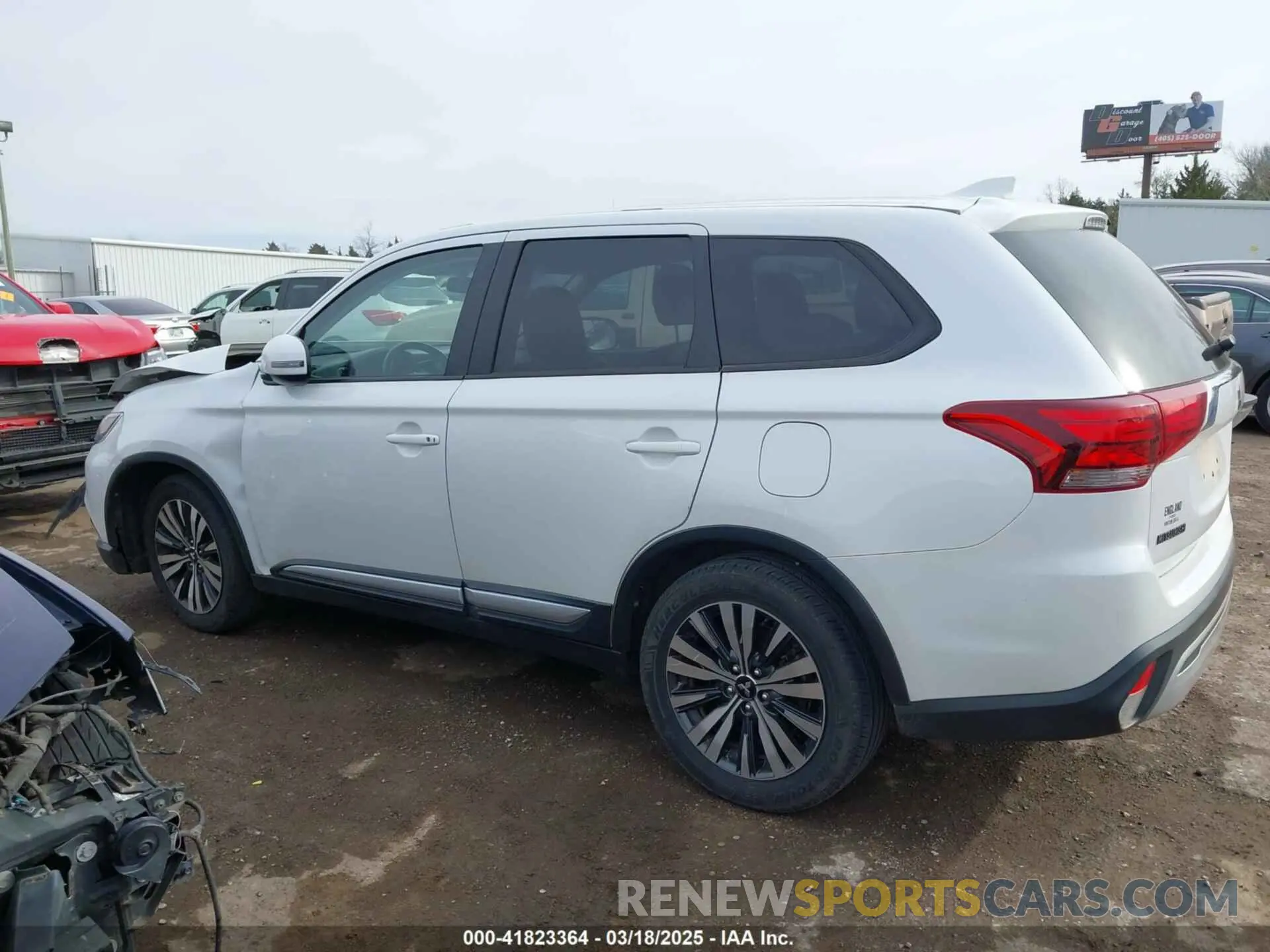 14 fotografías del automóvil dañado JA4AD3A38KZ014420 MITSUBISHI OUTLANDER 2019