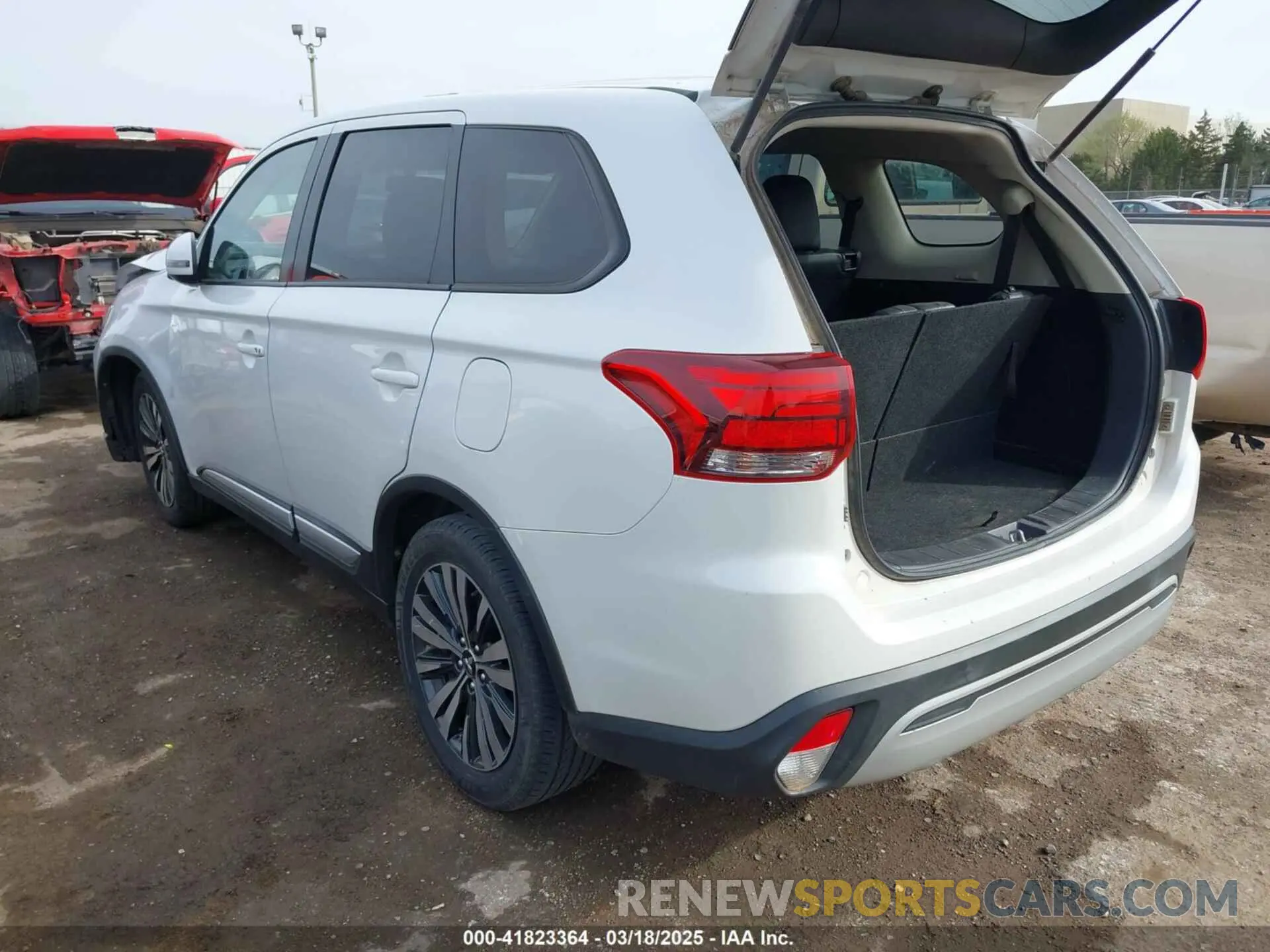 3 fotografías del automóvil dañado JA4AD3A38KZ014420 MITSUBISHI OUTLANDER 2019