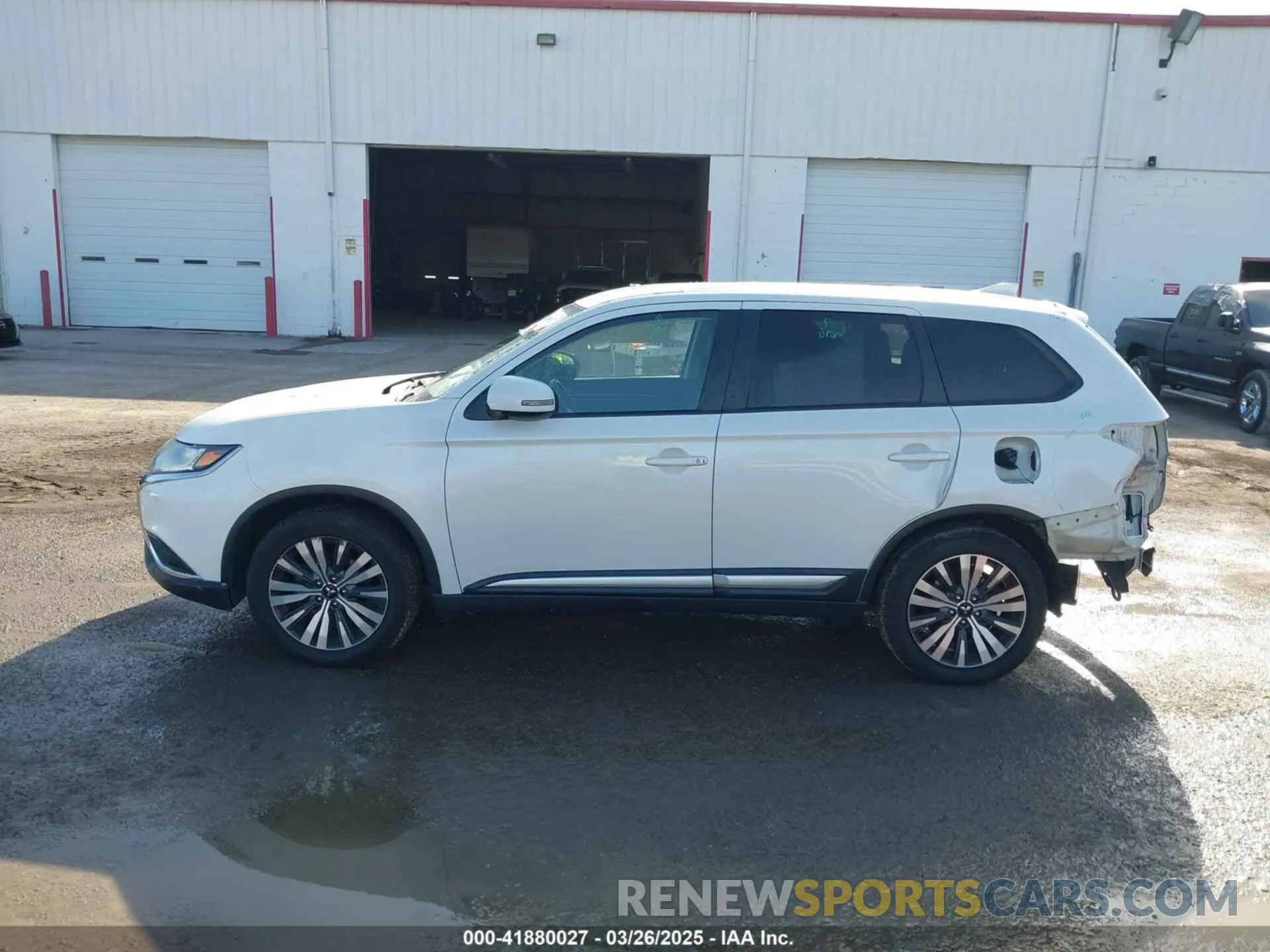 15 fotografías del automóvil dañado JA4AD3A38KZ018323 MITSUBISHI OUTLANDER 2019