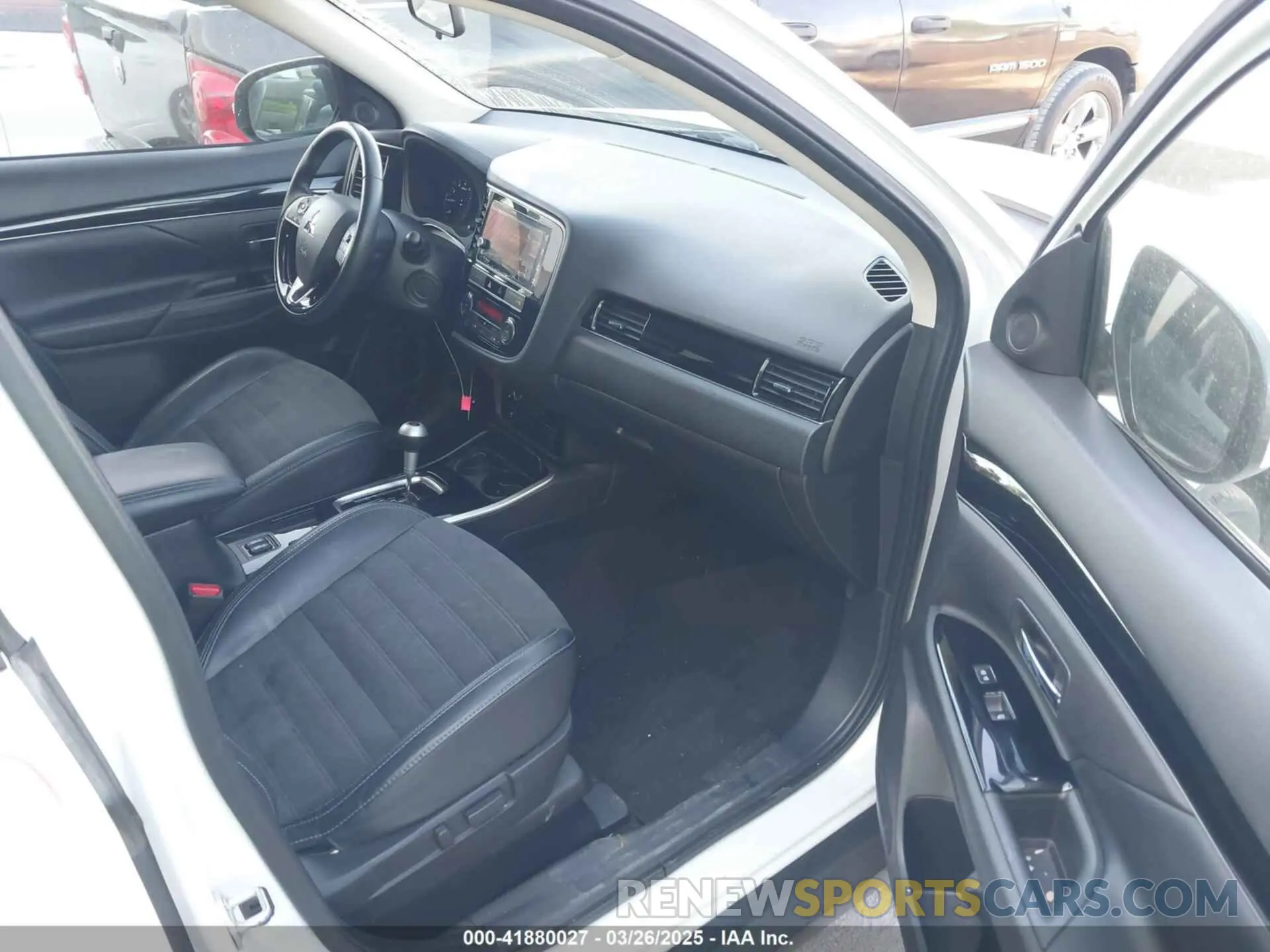 5 fotografías del automóvil dañado JA4AD3A38KZ018323 MITSUBISHI OUTLANDER 2019