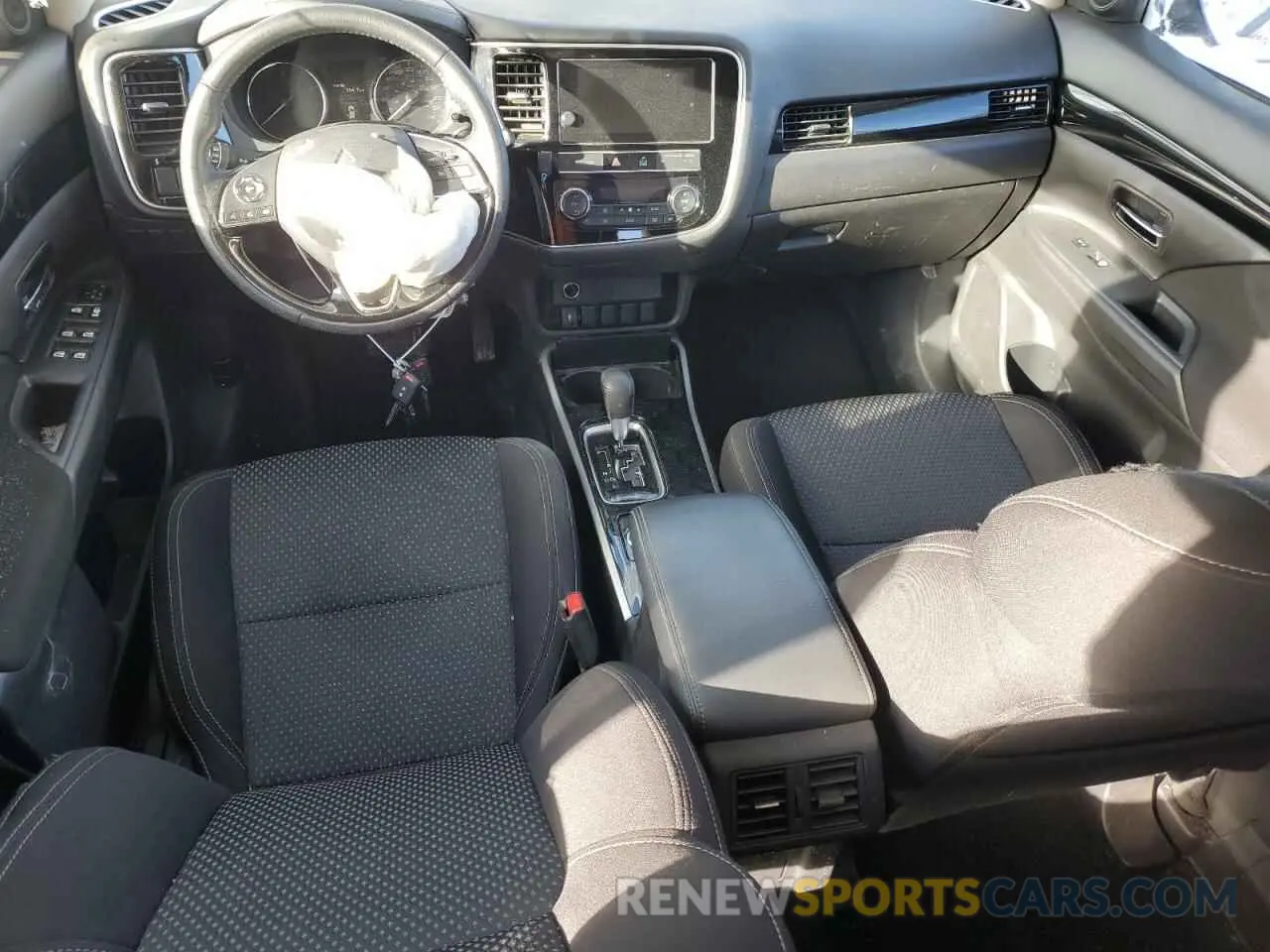 8 fotografías del automóvil dañado JA4AZ2A30KZ605661 MITSUBISHI OUTLANDER 2019