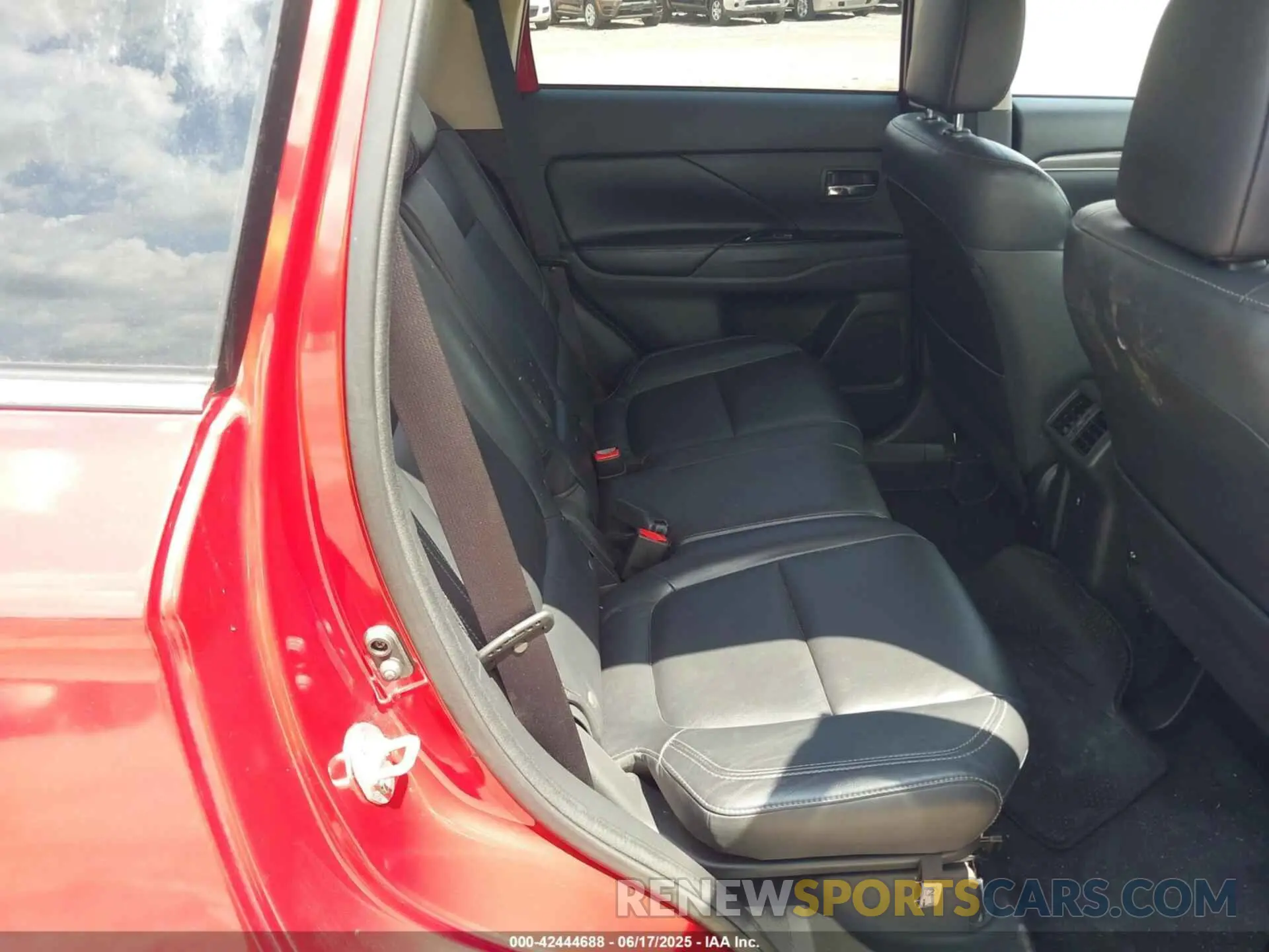 8 fotografías del automóvil dañado JA4AZ3A31KZ007181 MITSUBISHI OUTLANDER 2019