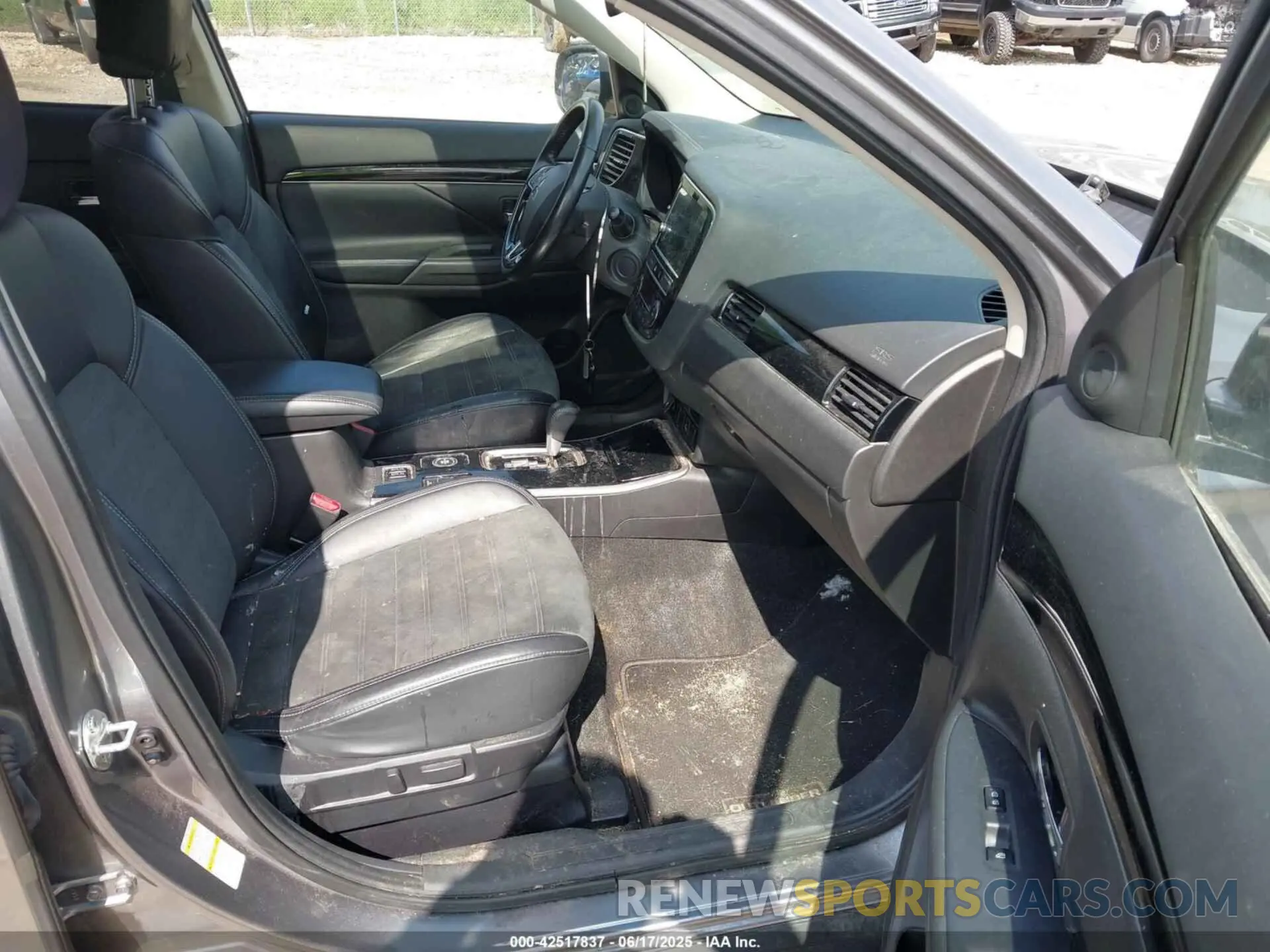 5 fotografías del automóvil dañado JA4AZ3A31KZ012493 MITSUBISHI OUTLANDER 2019